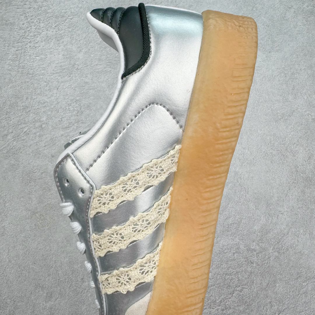 图片[7]-AD Samba XLG 桑巴舞加大厚底版系列德训风百搭松糕休闲运动板鞋生胶底 IG5744 自Originals Samba成功借势Blokecore风潮一跃成为街头巷尾的焦点鞋款后,不论是围绕Samba本身打造的各式「变种版本」,还是以Samba为蓝本打造联名鞋款,都成为了时尚潮流人士日常穿搭首选。Samba XLG是adidas Originals不断扩展XLG系列的一部分,旨在与年轻文化相契合,迎合那些希望通过个性时尚表达自我而不愿牺牲舒适度的年轻群体。街头时尚领域的Gen Z特别偏爱宽松的穿着风格。Samba XLG针对这一点做了创新。它在延续Samba OG经典设计的基础上,迎合年轻群体的穿着习惯,重塑为宽大的鞋身比例轮廓以及加厚中底,让消费者轻松展示自己独特的风格。全新的Samba XLG系列不仅迎合了当下年轻群体的穿搭习惯,加宽了鞋身比例以及将中底进一步增厚,在视觉比例上更加饱满,同时还保留了经典Samba的细节,这样一来,鞋迷朋友在穿搭上不仅能更加个性化,而且还能延续一定的复古感受。尺码：36 36⅔ 37⅓ 38 38⅔ 39⅓ 40 40⅔ 41⅓ 42 42⅔ 43⅓ 44 45-选品中心