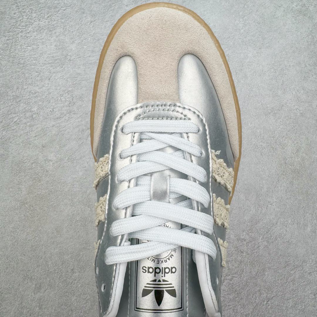 图片[4]-AD Samba XLG 桑巴舞加大厚底版系列德训风百搭松糕休闲运动板鞋生胶底 IG5744 自Originals Samba成功借势Blokecore风潮一跃成为街头巷尾的焦点鞋款后,不论是围绕Samba本身打造的各式「变种版本」,还是以Samba为蓝本打造联名鞋款,都成为了时尚潮流人士日常穿搭首选。Samba XLG是adidas Originals不断扩展XLG系列的一部分,旨在与年轻文化相契合,迎合那些希望通过个性时尚表达自我而不愿牺牲舒适度的年轻群体。街头时尚领域的Gen Z特别偏爱宽松的穿着风格。Samba XLG针对这一点做了创新。它在延续Samba OG经典设计的基础上,迎合年轻群体的穿着习惯,重塑为宽大的鞋身比例轮廓以及加厚中底,让消费者轻松展示自己独特的风格。全新的Samba XLG系列不仅迎合了当下年轻群体的穿搭习惯,加宽了鞋身比例以及将中底进一步增厚,在视觉比例上更加饱满,同时还保留了经典Samba的细节,这样一来,鞋迷朋友在穿搭上不仅能更加个性化,而且还能延续一定的复古感受。尺码：36 36⅔ 37⅓ 38 38⅔ 39⅓ 40 40⅔ 41⅓ 42 42⅔ 43⅓ 44 45-选品中心