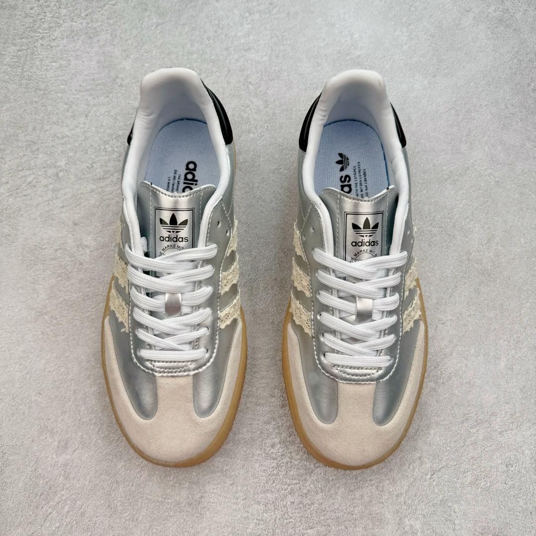 图片[2]-AD Samba XLG 桑巴舞加大厚底版系列德训风百搭松糕休闲运动板鞋生胶底 IG5744 自Originals Samba成功借势Blokecore风潮一跃成为街头巷尾的焦点鞋款后,不论是围绕Samba本身打造的各式「变种版本」,还是以Samba为蓝本打造联名鞋款,都成为了时尚潮流人士日常穿搭首选。Samba XLG是adidas Originals不断扩展XLG系列的一部分,旨在与年轻文化相契合,迎合那些希望通过个性时尚表达自我而不愿牺牲舒适度的年轻群体。街头时尚领域的Gen Z特别偏爱宽松的穿着风格。Samba XLG针对这一点做了创新。它在延续Samba OG经典设计的基础上,迎合年轻群体的穿着习惯,重塑为宽大的鞋身比例轮廓以及加厚中底,让消费者轻松展示自己独特的风格。全新的Samba XLG系列不仅迎合了当下年轻群体的穿搭习惯,加宽了鞋身比例以及将中底进一步增厚,在视觉比例上更加饱满,同时还保留了经典Samba的细节,这样一来,鞋迷朋友在穿搭上不仅能更加个性化,而且还能延续一定的复古感受。尺码：36 36⅔ 37⅓ 38 38⅔ 39⅓ 40 40⅔ 41⅓ 42 42⅔ 43⅓ 44 45-选品中心