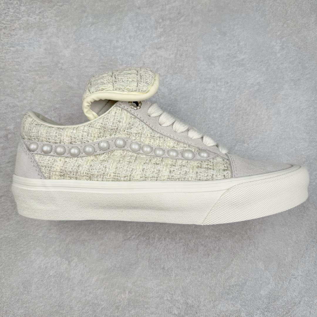 张权蛇年限定 x Vans Old Skool 珍珠波点小香风休闲鞋 艺术家张权以贪吃蛇为设计灵感 为万斯设计了蛇年限定款 采用小香风和麂皮拼接材质 珍珠侧边条纹 定制金属鞋带孔 珍珠大小略微不同 勾画出更和谐的线条感 巧思满满 珍珠和小香风的组合 富贵感十足 货号：VN000EEMQC5 尺码：35 36 36.5 37 38 38.5 39 40 40.5 41 42 42.5 43 44 45 工艺：硫化1：1（重量1：1、真标、原钢印、材质标、鞋型标、合格证）-选品中心
