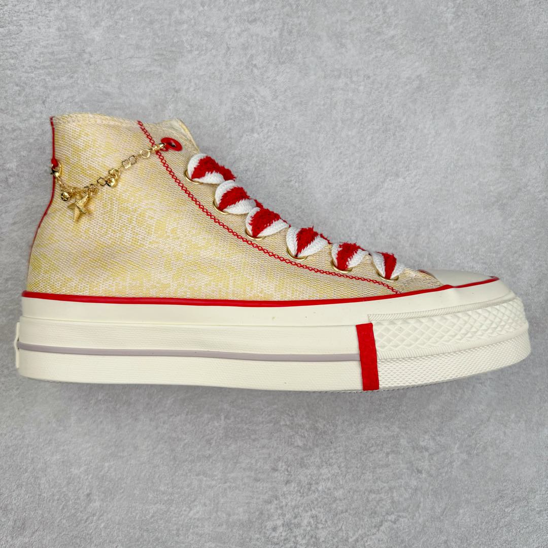 Converse All Star Lift 厚底蛇年限定高帮 新年新气象‼️ 匡威CNY蛇年限定按时报到 中国红多有节日氛围呀 每一双都细节满满，诚意十足 双色聚酯提花鞋面，超有质感 鞋跟配有小金星星链条 哑光沙丁布鞋舌和后跟，时尚感爆棚 金色金属绕圈蛇形鞋带珠宝 亮点满满 每一双小细节上都寓意新年好运无限 货号：A13351C 尺码：35 36 36.5 37 37.5 38 39 39.5 40 41 41.5 42 42.5 43 44-选品中心