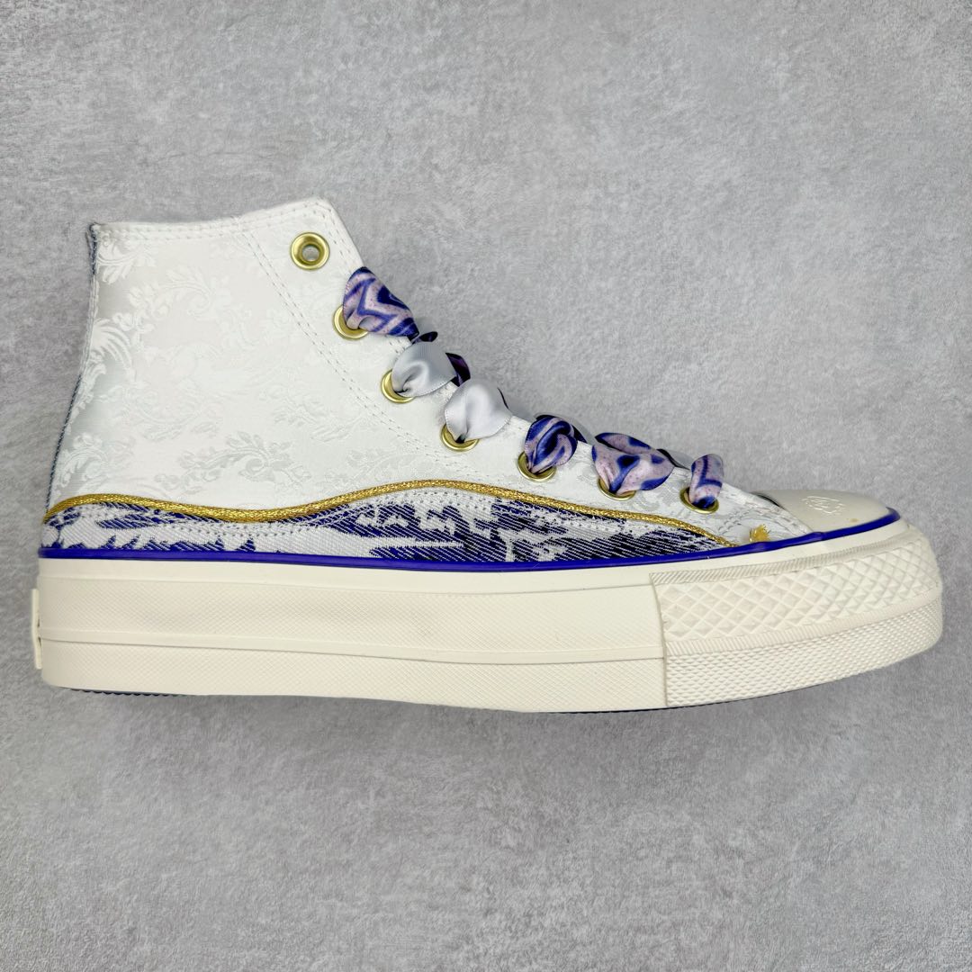 蛇年限定 紫气东来‼️ Converse All Star Lift 厚底高帮 隆重中国年，必须来点高规格 紫气东来，目带不凡气场 从中国美学汲取灵感 贵气优雅紫，演绎古典韵味的青花瓷纹理發 搭配纺织织物材质的帮面，打造细腻触感世自带星星硬币链条元素，寓意星运与你相随，倾注美好祈愿 致意农历新年 厚底设计助你蛇年高调出场 货号：A13353C 尺码：35 36 36.5 37 37.5 38 39 39.5 40 41 41.5 42 42.5 43 44-选品中心