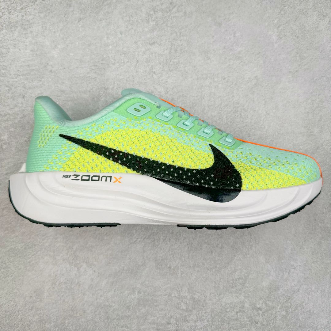 NK Zoom Pegasus Plus 超级飞马涡轮增压马拉松慢跑鞋 在设计上延续了原版鞋款的经典风格，向 Pegasus Turbo 致敬。鞋面采用 Flyknit 材质，巧妙地在不同区域实现紧密与松散的编织结合。标志性的尼龙中部条纹与原版 Turbo 设计呼应。原有的 Flywire 被内部毡织带替代。鞋领的衬垫和鞋跟支撑则为鞋面增添了完善的细节。与以往的 Turbo 型号采用双层泡沫不同，Pegasus Plus 使用了一体式 ZoomX 中底。鞋跟厚度为 35 毫米，前掌为 25 毫米，形成 10 毫米的落差，外底覆盖了大量橡胶，而 ZoomX 外露的部分也十分显眼。尺码：36 36.5 37.5 38 38.5 39 40 40.5 41 42 42.5 43 44 44.5 45-选品中心