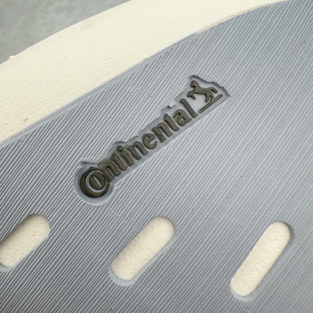 图片[20]-＃纯原 AD Adizero Eva SL M 零度进化版系列低帮轻便透气竞速休闲运动慢跑鞋 JH6206 相信大家对去年 adidas 横空出世的「顶级超跑」adiZero Adios Pro EVO 1 记忆犹新！不仅登顶阿迪史上最轻跑鞋宝座，更在接下来的全球马拉松赛事中，持续书写着惊人成绩，被网友戏称新一代「阿迪神鞋」全网刷屏！极简设计语言与强烈速度感和存在感的鞋侧三线，让人过目不忘，特别种草！其中定位于中长跑训练的 adidas Adizero Evo SL，整体外观造型与 adiZero Adios Pro EVO 1 非常相似。中底配置方面搭载全掌 Lightstrike Pro，鞋面采用透气网面示人，契合日常训练鞋的定位，更加耐用。外底给到了马牌橡胶，及类似上代竞速旗舰 adidas Adizero Adios Pro 3 区域分布。整体看下来无论是外观的鲜明辨识度，还是配置的扎实程度都很顶。尺码：36 36⅔ 37⅓ 38 38⅔ 39⅓ 40 40⅔ 41⅓ 42 42⅔ 43⅓ 44 45-选品中心