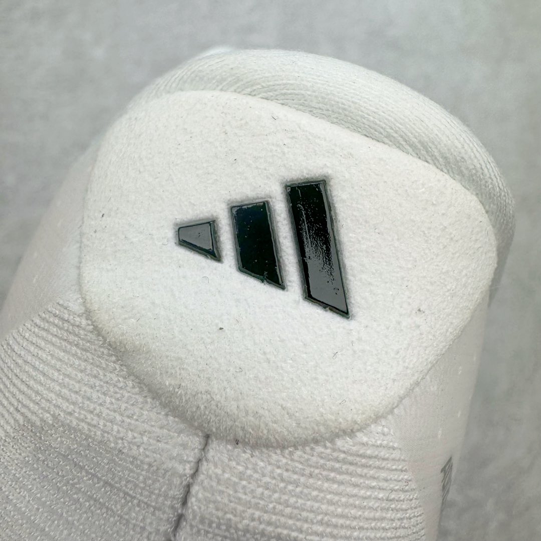 图片[17]-＃纯原 AD Adizero Eva SL M 零度进化版系列低帮轻便透气竞速休闲运动慢跑鞋 JH6206 相信大家对去年 adidas 横空出世的「顶级超跑」adiZero Adios Pro EVO 1 记忆犹新！不仅登顶阿迪史上最轻跑鞋宝座，更在接下来的全球马拉松赛事中，持续书写着惊人成绩，被网友戏称新一代「阿迪神鞋」全网刷屏！极简设计语言与强烈速度感和存在感的鞋侧三线，让人过目不忘，特别种草！其中定位于中长跑训练的 adidas Adizero Evo SL，整体外观造型与 adiZero Adios Pro EVO 1 非常相似。中底配置方面搭载全掌 Lightstrike Pro，鞋面采用透气网面示人，契合日常训练鞋的定位，更加耐用。外底给到了马牌橡胶，及类似上代竞速旗舰 adidas Adizero Adios Pro 3 区域分布。整体看下来无论是外观的鲜明辨识度，还是配置的扎实程度都很顶。尺码：36 36⅔ 37⅓ 38 38⅔ 39⅓ 40 40⅔ 41⅓ 42 42⅔ 43⅓ 44 45-选品中心