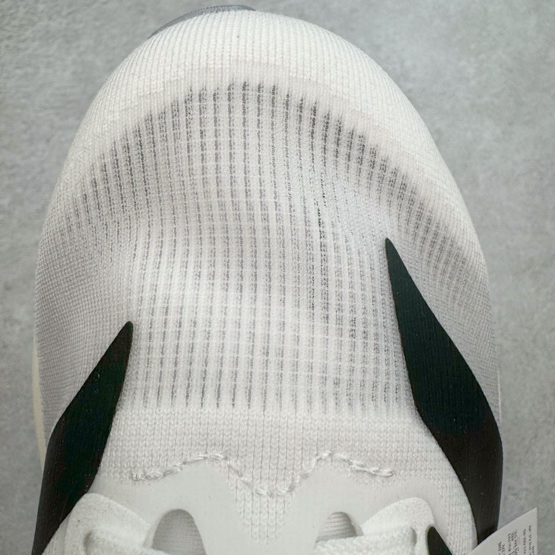 图片[16]-＃纯原 AD Adizero Eva SL M 零度进化版系列低帮轻便透气竞速休闲运动慢跑鞋 JH6206 相信大家对去年 adidas 横空出世的「顶级超跑」adiZero Adios Pro EVO 1 记忆犹新！不仅登顶阿迪史上最轻跑鞋宝座，更在接下来的全球马拉松赛事中，持续书写着惊人成绩，被网友戏称新一代「阿迪神鞋」全网刷屏！极简设计语言与强烈速度感和存在感的鞋侧三线，让人过目不忘，特别种草！其中定位于中长跑训练的 adidas Adizero Evo SL，整体外观造型与 adiZero Adios Pro EVO 1 非常相似。中底配置方面搭载全掌 Lightstrike Pro，鞋面采用透气网面示人，契合日常训练鞋的定位，更加耐用。外底给到了马牌橡胶，及类似上代竞速旗舰 adidas Adizero Adios Pro 3 区域分布。整体看下来无论是外观的鲜明辨识度，还是配置的扎实程度都很顶。尺码：36 36⅔ 37⅓ 38 38⅔ 39⅓ 40 40⅔ 41⅓ 42 42⅔ 43⅓ 44 45-选品中心