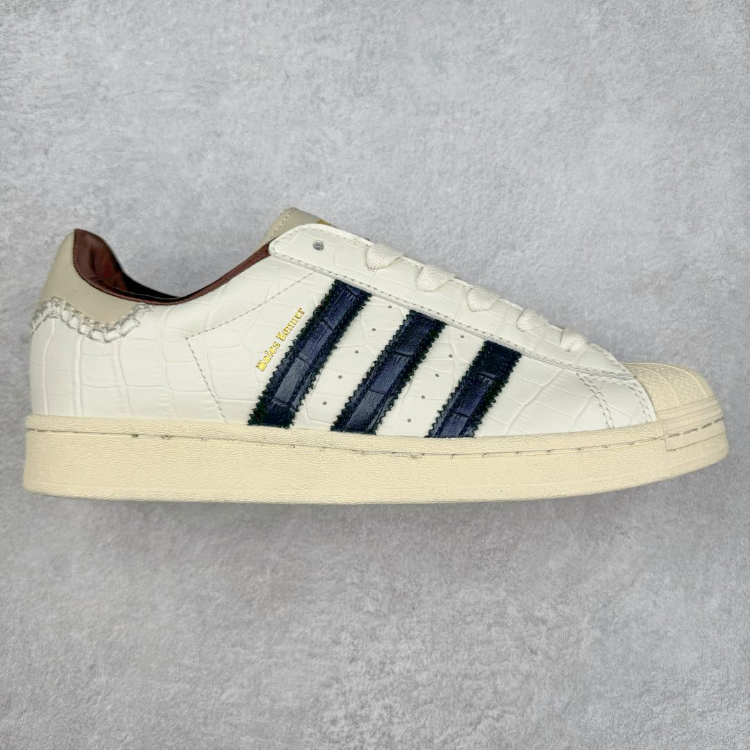 AD Originals Superstar 经典复古贝壳头板鞋 JP7161 诞生于1969年 是第一双将全皮面鞋 身与橡胶鞋头结合在一起的低帮篮球鞋 Superstar最开始 是作为高帮篮球鞋Pro Model的低帮版本而出现的 但因为其独特和醒目的橡胶鞋头造型而让大家熟知 被大家形象地称为\\\”shelltoe\\\”贝壳头 在70年代的美国职业篮球场上 接近3/4的NBA球员都将这双Superstar作为场上用鞋 80年代之后 经过不断的改良和发展 Superstar逐渐成为横跨时装、音乐、街头文化、休闲和运动等各大领域的时尚潮鞋 尺码：36 36.5 37 38 38.5 39 40 40.5 41 42 42.5 43 44 44.5 45-选品中心