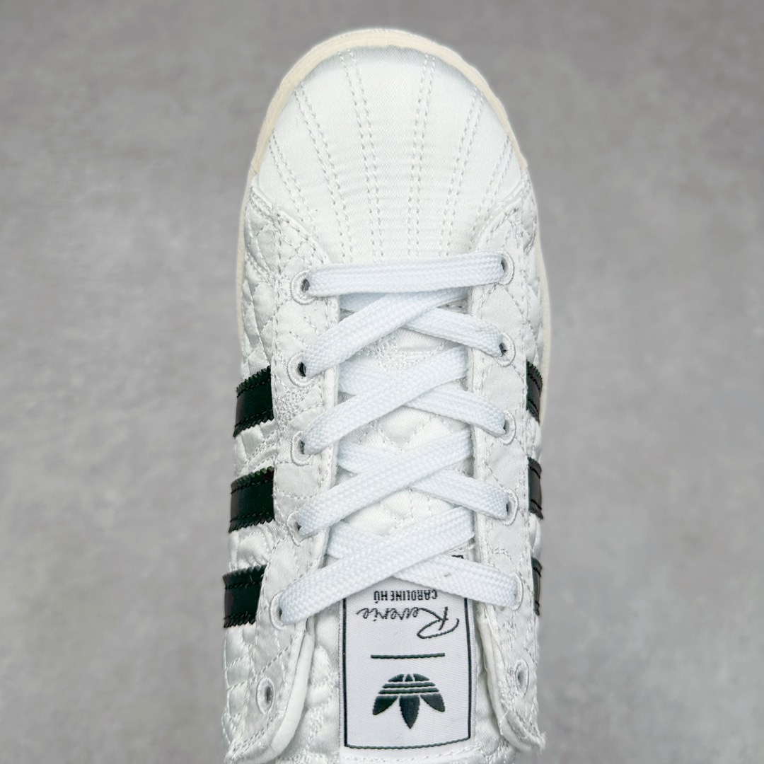 图片[4]-AD Originals Superstar 经典复古贝壳头板鞋 JR7977 诞生于1969年 是第一双将全皮面鞋 身与橡胶鞋头结合在一起的低帮篮球鞋 Superstar最开始 是作为高帮篮球鞋Pro Model的低帮版本而出现的 但因为其独特和醒目的橡胶鞋头造型而让大家熟知 被大家形象地称为\\\”shelltoe\\\”贝壳头 在70年代的美国职业篮球场上 接近3/4的NBA球员都将这双Superstar作为场上用鞋 80年代之后 经过不断的改良和发展 Superstar逐渐成为横跨时装、音乐、街头文化、休闲和运动等各大领域的时尚潮鞋 尺码：36 36.5 37 38 38.5 39 40 40.5 41 42 42.5 43 44 44.5 45-选品中心