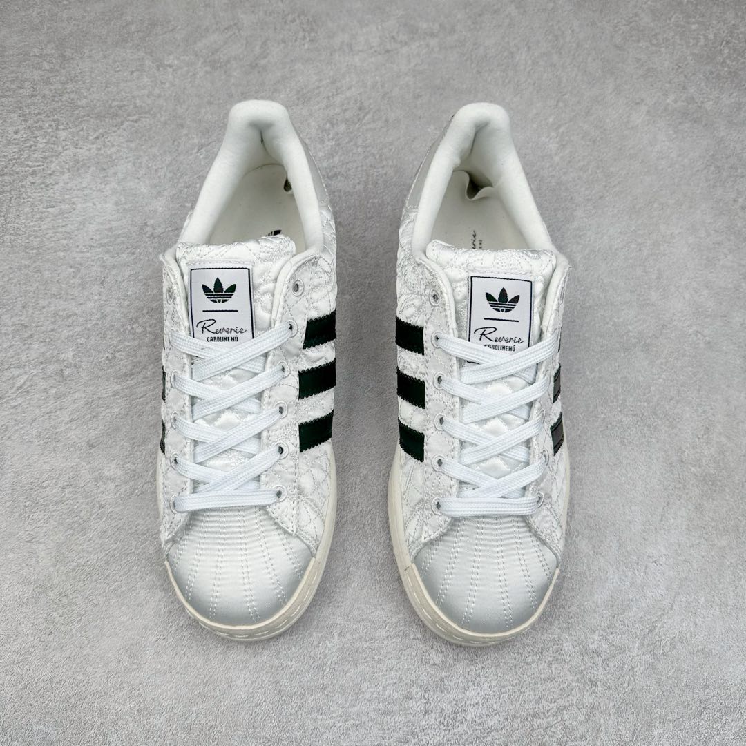 图片[2]-AD Originals Superstar 经典复古贝壳头板鞋 JR7977 诞生于1969年 是第一双将全皮面鞋 身与橡胶鞋头结合在一起的低帮篮球鞋 Superstar最开始 是作为高帮篮球鞋Pro Model的低帮版本而出现的 但因为其独特和醒目的橡胶鞋头造型而让大家熟知 被大家形象地称为\\\”shelltoe\\\”贝壳头 在70年代的美国职业篮球场上 接近3/4的NBA球员都将这双Superstar作为场上用鞋 80年代之后 经过不断的改良和发展 Superstar逐渐成为横跨时装、音乐、街头文化、休闲和运动等各大领域的时尚潮鞋 尺码：36 36.5 37 38 38.5 39 40 40.5 41 42 42.5 43 44 44.5 45-选品中心