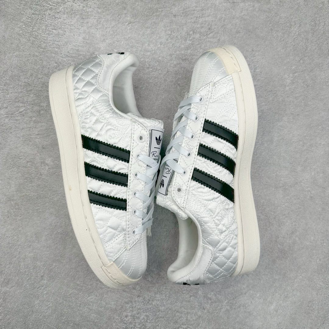 图片[3]-AD Originals Superstar 经典复古贝壳头板鞋 JR7977 诞生于1969年 是第一双将全皮面鞋 身与橡胶鞋头结合在一起的低帮篮球鞋 Superstar最开始 是作为高帮篮球鞋Pro Model的低帮版本而出现的 但因为其独特和醒目的橡胶鞋头造型而让大家熟知 被大家形象地称为\\\”shelltoe\\\”贝壳头 在70年代的美国职业篮球场上 接近3/4的NBA球员都将这双Superstar作为场上用鞋 80年代之后 经过不断的改良和发展 Superstar逐渐成为横跨时装、音乐、街头文化、休闲和运动等各大领域的时尚潮鞋 尺码：36 36.5 37 38 38.5 39 40 40.5 41 42 42.5 43 44 44.5 45-选品中心