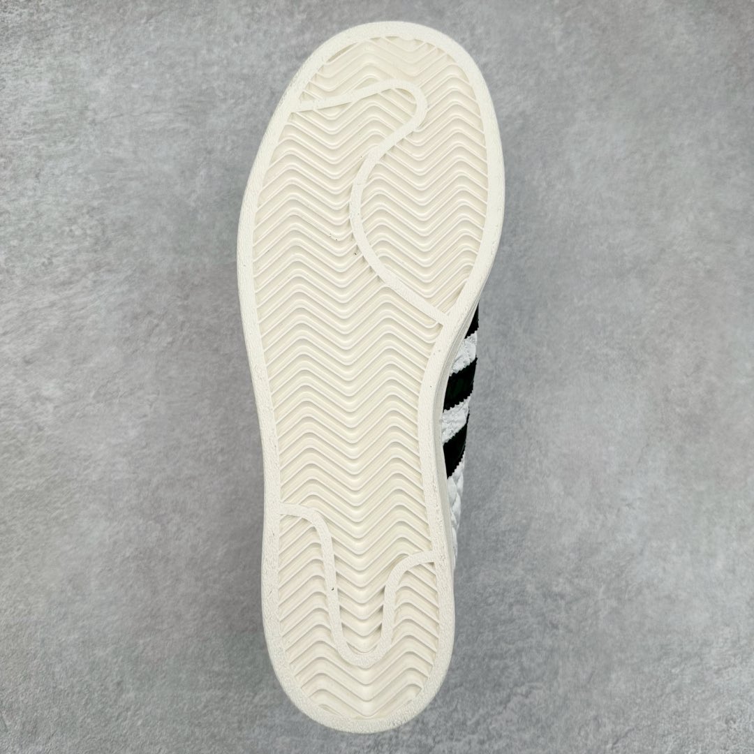 图片[9]-AD Originals Superstar 经典复古贝壳头板鞋 JR7977 诞生于1969年 是第一双将全皮面鞋 身与橡胶鞋头结合在一起的低帮篮球鞋 Superstar最开始 是作为高帮篮球鞋Pro Model的低帮版本而出现的 但因为其独特和醒目的橡胶鞋头造型而让大家熟知 被大家形象地称为\\\”shelltoe\\\”贝壳头 在70年代的美国职业篮球场上 接近3/4的NBA球员都将这双Superstar作为场上用鞋 80年代之后 经过不断的改良和发展 Superstar逐渐成为横跨时装、音乐、街头文化、休闲和运动等各大领域的时尚潮鞋 尺码：36 36.5 37 38 38.5 39 40 40.5 41 42 42.5 43 44 44.5 45-选品中心