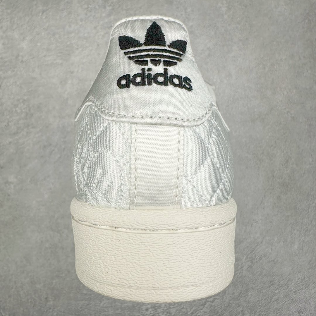 图片[8]-AD Originals Superstar 经典复古贝壳头板鞋 JR7977 诞生于1969年 是第一双将全皮面鞋 身与橡胶鞋头结合在一起的低帮篮球鞋 Superstar最开始 是作为高帮篮球鞋Pro Model的低帮版本而出现的 但因为其独特和醒目的橡胶鞋头造型而让大家熟知 被大家形象地称为\\\”shelltoe\\\”贝壳头 在70年代的美国职业篮球场上 接近3/4的NBA球员都将这双Superstar作为场上用鞋 80年代之后 经过不断的改良和发展 Superstar逐渐成为横跨时装、音乐、街头文化、休闲和运动等各大领域的时尚潮鞋 尺码：36 36.5 37 38 38.5 39 40 40.5 41 42 42.5 43 44 44.5 45-选品中心