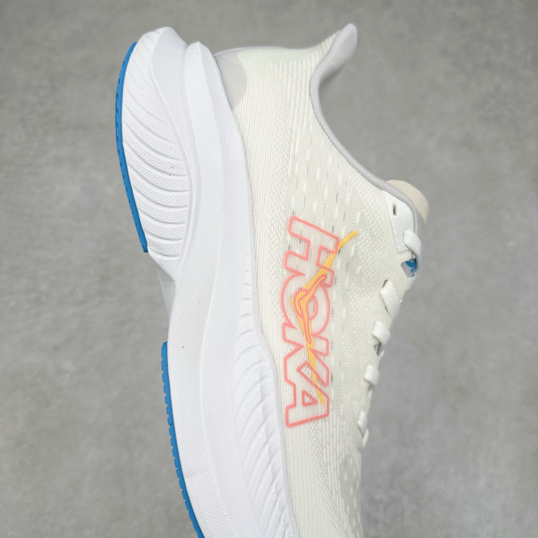 图片[6]-＃特价福利 HOKA ONE ONE MACH 马赫6 柔软舒适Y2K复古跑鞋防滑耐磨低帮跑步鞋 鞋面上部使用了编织紧密的单层提花网纱（Creel Jacquard）针织技术，虽然初穿时中足部位包裹稍显紧绷，但在几次穿着跑步后会好转，材料舒适贴合，无热点或刺激现象出现。鞋带系统标准配置，鞋带质量理想，鞋舌薄而填充少，内外两侧完全接合，能很好地包裹足部。Mach 6的中底摒弃了先前Mach 5所使用的PROFLY+双层中底和橡胶化泡沫，转而采用全新的SCF（超级临界泡沫）EVA材料，该材料为跑者提供了更明显的回弹感，在落地时能够快速反弹推离地面。相较于Mach 5的软弹着地感，Mach 6带来了一种显著不同的跑步体验。尺码：36 36.5 37.5 38 38.5 39 40 40.5 41 42 42.5 43 44 44.5 45-选品中心