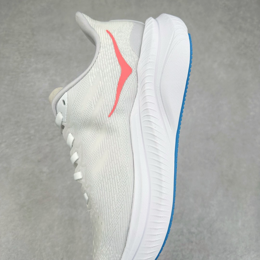 图片[7]-＃特价福利 HOKA ONE ONE MACH 马赫6 柔软舒适Y2K复古跑鞋防滑耐磨低帮跑步鞋 鞋面上部使用了编织紧密的单层提花网纱（Creel Jacquard）针织技术，虽然初穿时中足部位包裹稍显紧绷，但在几次穿着跑步后会好转，材料舒适贴合，无热点或刺激现象出现。鞋带系统标准配置，鞋带质量理想，鞋舌薄而填充少，内外两侧完全接合，能很好地包裹足部。Mach 6的中底摒弃了先前Mach 5所使用的PROFLY+双层中底和橡胶化泡沫，转而采用全新的SCF（超级临界泡沫）EVA材料，该材料为跑者提供了更明显的回弹感，在落地时能够快速反弹推离地面。相较于Mach 5的软弹着地感，Mach 6带来了一种显著不同的跑步体验。尺码：36 36.5 37.5 38 38.5 39 40 40.5 41 42 42.5 43 44 44.5 45-选品中心