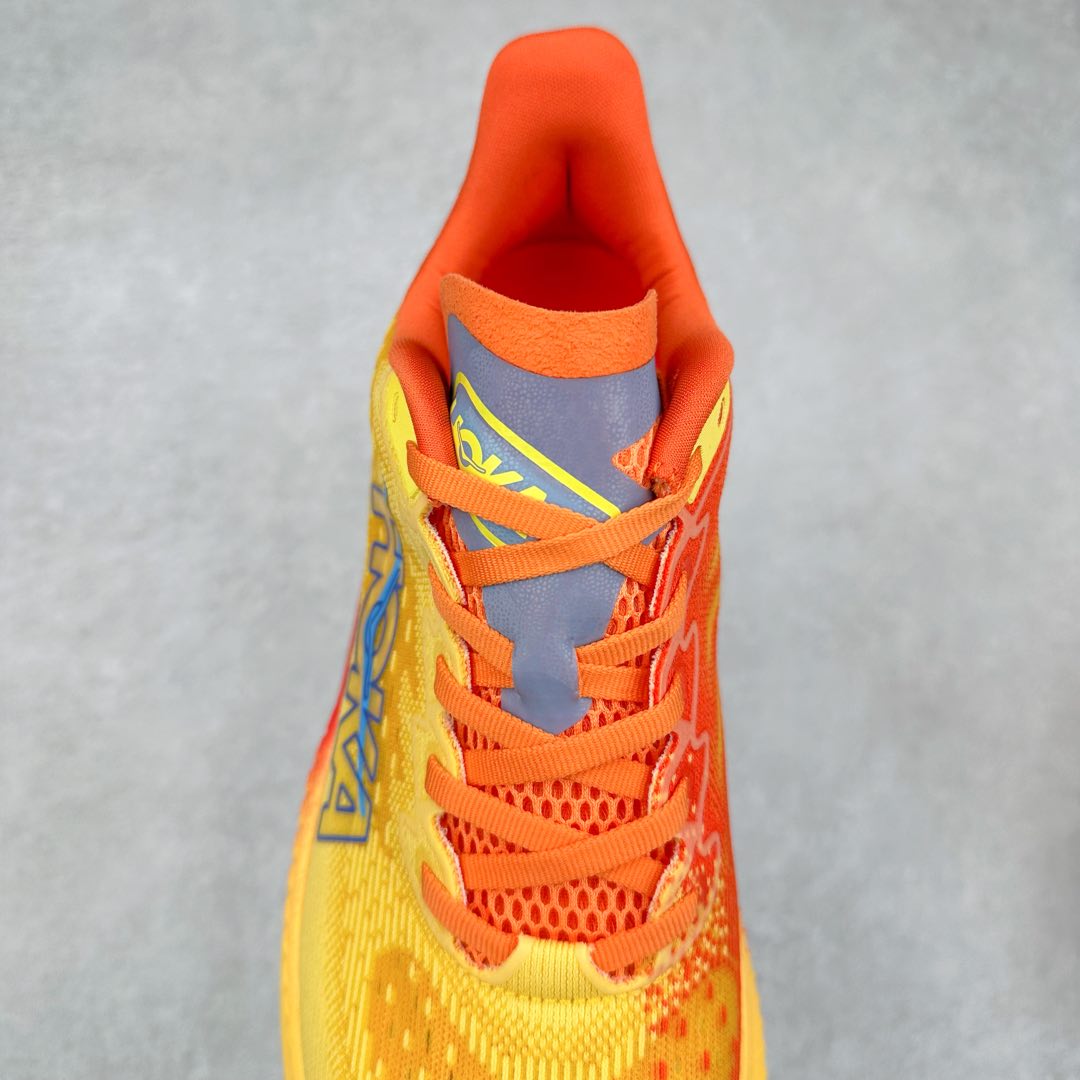 图片[5]-＃特价福利 HOKA ONE ONE MACH 马赫6 柔软舒适Y2K复古跑鞋防滑耐磨低帮跑步鞋 鞋面上部使用了编织紧密的单层提花网纱（Creel Jacquard）针织技术，虽然初穿时中足部位包裹稍显紧绷，但在几次穿着跑步后会好转，材料舒适贴合，无热点或刺激现象出现。鞋带系统标准配置，鞋带质量理想，鞋舌薄而填充少，内外两侧完全接合，能很好地包裹足部。Mach 6的中底摒弃了先前Mach 5所使用的PROFLY+双层中底和橡胶化泡沫，转而采用全新的SCF（超级临界泡沫）EVA材料，该材料为跑者提供了更明显的回弹感，在落地时能够快速反弹推离地面。相较于Mach 5的软弹着地感，Mach 6带来了一种显著不同的跑步体验。尺码：36 36.5 37.5 38 38.5 39 40 40.5 41 42 42.5 43 44 44.5 45-选品中心
