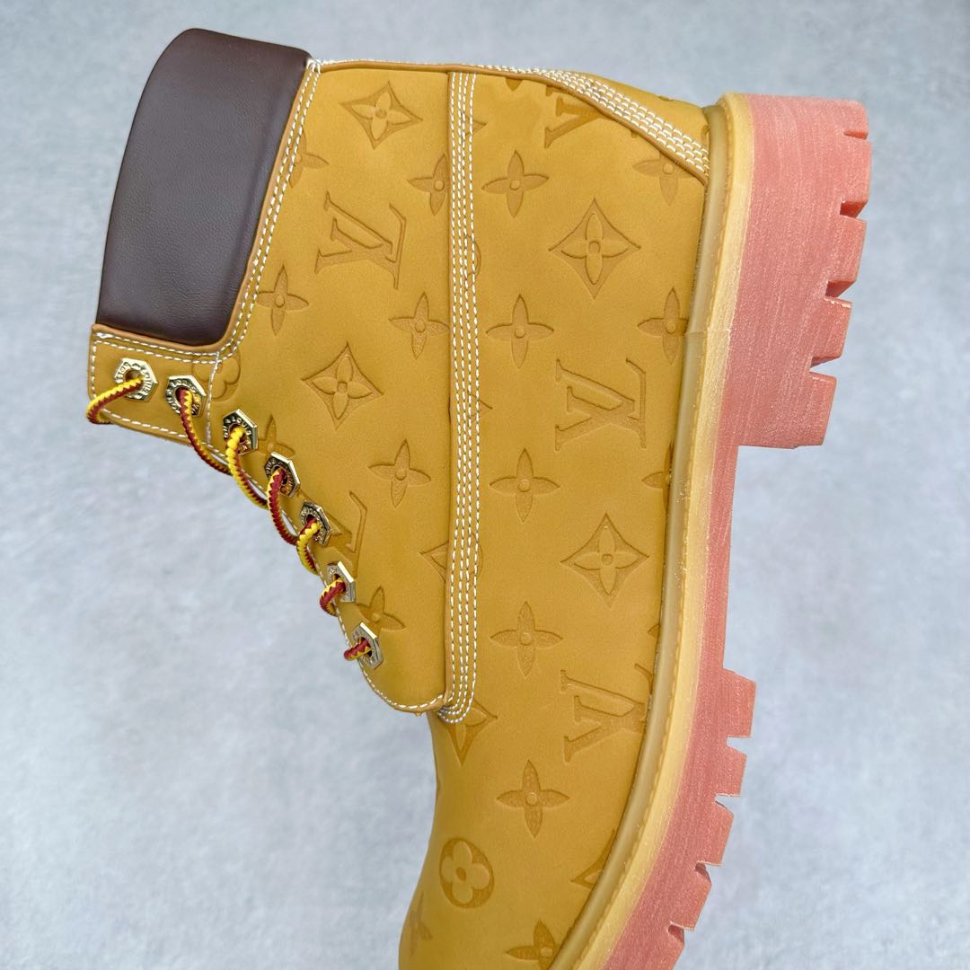 图片[7]-Lv x Timberland Lv联名添柏岚大黄靴 顶奢流量品牌与时代经典的结合之作 #代购专供品质 高弹Modern 外置防滑橡塑发泡超轻大底 系带设计 穿脱十分方便 采用TPU模压定型真皮鞋面材质#EVA轻翼科技外底具有防滑,耐磨和良好的弹性 Pharrell Williams充分发挥了作为Louis Vuitton创意总监的角色 这款鞋重新定义了 6英寸大黄靴的经典设计 致敬1996年Grandmaster Flash经典黄靴造型 原厂五金鞋带扣 工艺全新升级 中山大厂代工 原单进口皮料 独立私模大底，正确logo， 原装一致头层磨砂皮 搭配经典老花领口 全新原厂包装鞋盒 市场独家供应 尺码：36-44（皮鞋码）-选品中心