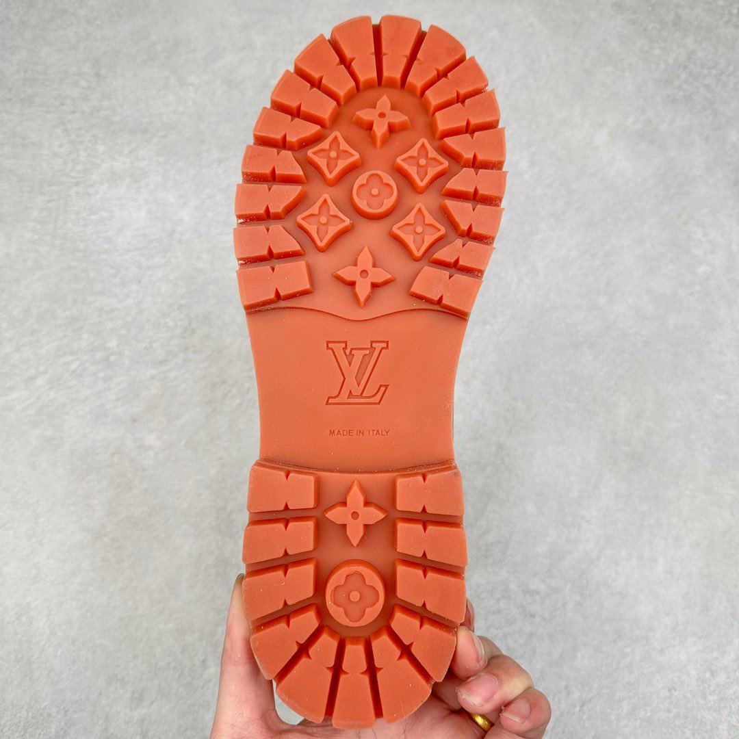 图片[9]-Lv x Timberland Lv联名添柏岚大黄靴 顶奢流量品牌与时代经典的结合之作 #代购专供品质 高弹Modern 外置防滑橡塑发泡超轻大底 系带设计 穿脱十分方便 采用TPU模压定型真皮鞋面材质#EVA轻翼科技外底具有防滑,耐磨和良好的弹性 Pharrell Williams充分发挥了作为Louis Vuitton创意总监的角色 这款鞋重新定义了 6英寸大黄靴的经典设计 致敬1996年Grandmaster Flash经典黄靴造型 原厂五金鞋带扣 工艺全新升级 中山大厂代工 原单进口皮料 独立私模大底，正确logo， 原装一致头层磨砂皮 搭配经典老花领口 全新原厂包装鞋盒 市场独家供应 尺码：36-44（皮鞋码）-选品中心