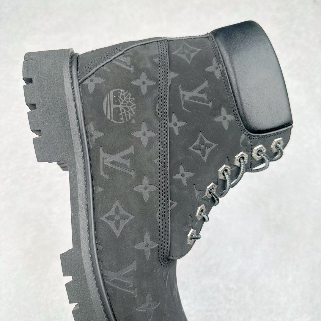 图片[6]-Lv x Timberland Lv联名添柏岚大黄靴 顶奢流量品牌与时代经典的结合之作 #代购专供品质 高弹Modern 外置防滑橡塑发泡超轻大底 系带设计 穿脱十分方便 采用TPU模压定型真皮鞋面材质#EVA轻翼科技外底具有防滑,耐磨和良好的弹性 Pharrell Williams充分发挥了作为Louis Vuitton创意总监的角色 这款鞋重新定义了 6英寸大黄靴的经典设计 致敬1996年Grandmaster Flash经典黄靴造型 原厂五金鞋带扣 工艺全新升级 中山大厂代工 原单进口皮料 独立私模大底，正确logo， 原装一致头层磨砂皮 搭配经典老花领口 全新原厂包装鞋盒 市场独家供应 尺码：36-44（皮鞋码）-选品中心