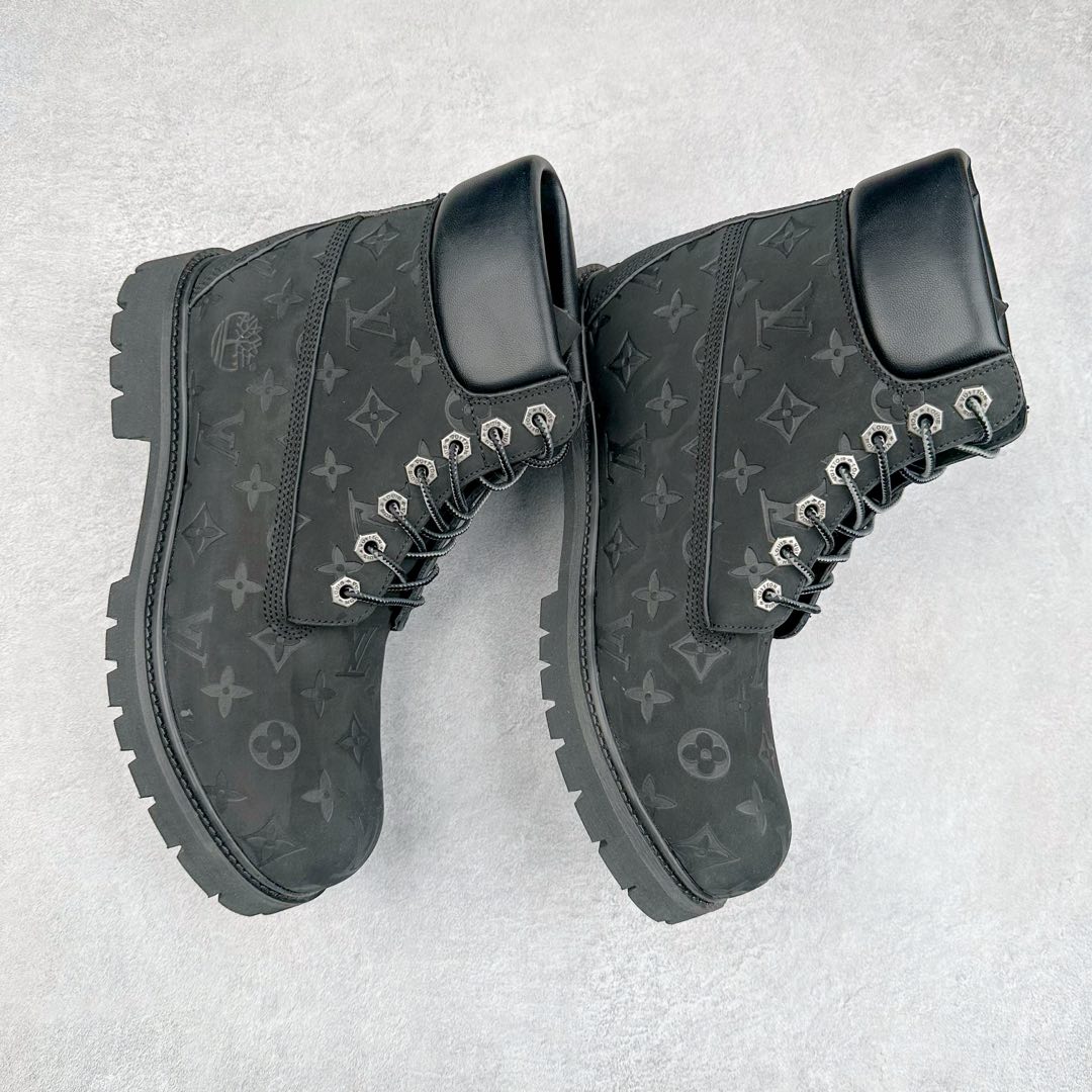 图片[3]-Lv x Timberland Lv联名添柏岚大黄靴 顶奢流量品牌与时代经典的结合之作 #代购专供品质 高弹Modern 外置防滑橡塑发泡超轻大底 系带设计 穿脱十分方便 采用TPU模压定型真皮鞋面材质#EVA轻翼科技外底具有防滑,耐磨和良好的弹性 Pharrell Williams充分发挥了作为Louis Vuitton创意总监的角色 这款鞋重新定义了 6英寸大黄靴的经典设计 致敬1996年Grandmaster Flash经典黄靴造型 原厂五金鞋带扣 工艺全新升级 中山大厂代工 原单进口皮料 独立私模大底，正确logo， 原装一致头层磨砂皮 搭配经典老花领口 全新原厂包装鞋盒 市场独家供应 尺码：36-44（皮鞋码）-选品中心