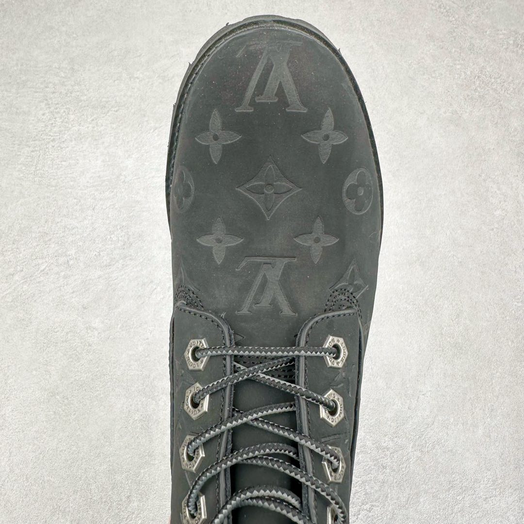 图片[4]-Lv x Timberland Lv联名添柏岚大黄靴 顶奢流量品牌与时代经典的结合之作 #代购专供品质 高弹Modern 外置防滑橡塑发泡超轻大底 系带设计 穿脱十分方便 采用TPU模压定型真皮鞋面材质#EVA轻翼科技外底具有防滑,耐磨和良好的弹性 Pharrell Williams充分发挥了作为Louis Vuitton创意总监的角色 这款鞋重新定义了 6英寸大黄靴的经典设计 致敬1996年Grandmaster Flash经典黄靴造型 原厂五金鞋带扣 工艺全新升级 中山大厂代工 原单进口皮料 独立私模大底，正确logo， 原装一致头层磨砂皮 搭配经典老花领口 全新原厂包装鞋盒 市场独家供应 尺码：36-44（皮鞋码）-选品中心