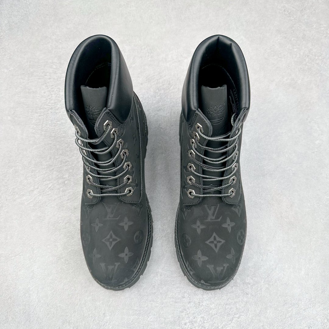 图片[2]-Lv x Timberland Lv联名添柏岚大黄靴 顶奢流量品牌与时代经典的结合之作 #代购专供品质 高弹Modern 外置防滑橡塑发泡超轻大底 系带设计 穿脱十分方便 采用TPU模压定型真皮鞋面材质#EVA轻翼科技外底具有防滑,耐磨和良好的弹性 Pharrell Williams充分发挥了作为Louis Vuitton创意总监的角色 这款鞋重新定义了 6英寸大黄靴的经典设计 致敬1996年Grandmaster Flash经典黄靴造型 原厂五金鞋带扣 工艺全新升级 中山大厂代工 原单进口皮料 独立私模大底，正确logo， 原装一致头层磨砂皮 搭配经典老花领口 全新原厂包装鞋盒 市场独家供应 尺码：36-44（皮鞋码）-选品中心