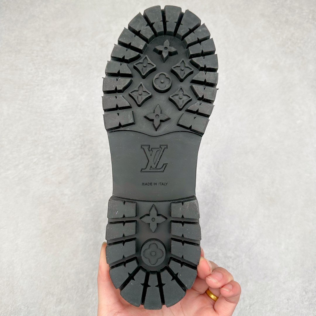 图片[9]-Lv x Timberland Lv联名添柏岚大黄靴 顶奢流量品牌与时代经典的结合之作 #代购专供品质 高弹Modern 外置防滑橡塑发泡超轻大底 系带设计 穿脱十分方便 采用TPU模压定型真皮鞋面材质#EVA轻翼科技外底具有防滑,耐磨和良好的弹性 Pharrell Williams充分发挥了作为Louis Vuitton创意总监的角色 这款鞋重新定义了 6英寸大黄靴的经典设计 致敬1996年Grandmaster Flash经典黄靴造型 原厂五金鞋带扣 工艺全新升级 中山大厂代工 原单进口皮料 独立私模大底，正确logo， 原装一致头层磨砂皮 搭配经典老花领口 全新原厂包装鞋盒 市场独家供应 尺码：36-44（皮鞋码）-选品中心