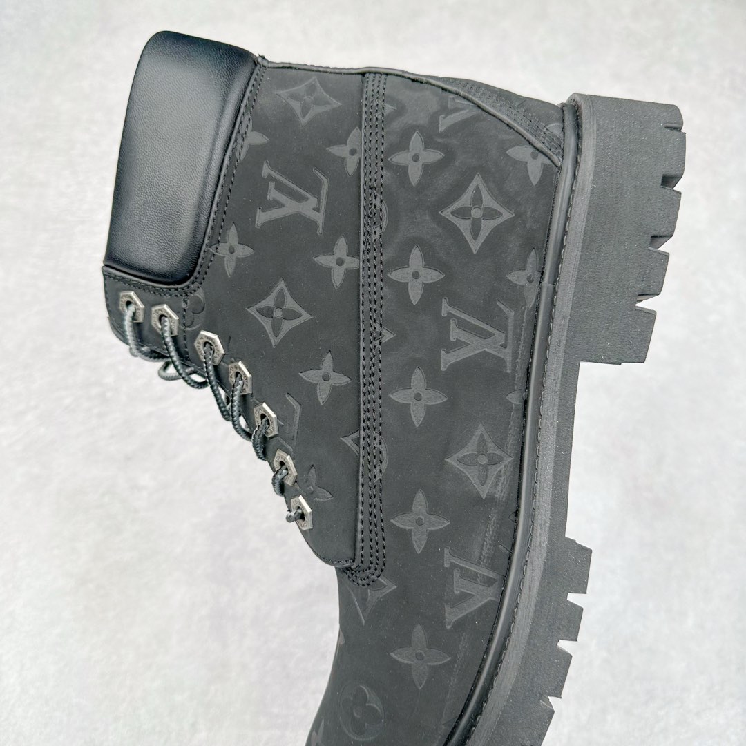 图片[7]-Lv x Timberland Lv联名添柏岚大黄靴 顶奢流量品牌与时代经典的结合之作 #代购专供品质 高弹Modern 外置防滑橡塑发泡超轻大底 系带设计 穿脱十分方便 采用TPU模压定型真皮鞋面材质#EVA轻翼科技外底具有防滑,耐磨和良好的弹性 Pharrell Williams充分发挥了作为Louis Vuitton创意总监的角色 这款鞋重新定义了 6英寸大黄靴的经典设计 致敬1996年Grandmaster Flash经典黄靴造型 原厂五金鞋带扣 工艺全新升级 中山大厂代工 原单进口皮料 独立私模大底，正确logo， 原装一致头层磨砂皮 搭配经典老花领口 全新原厂包装鞋盒 市场独家供应 尺码：36-44（皮鞋码）-选品中心