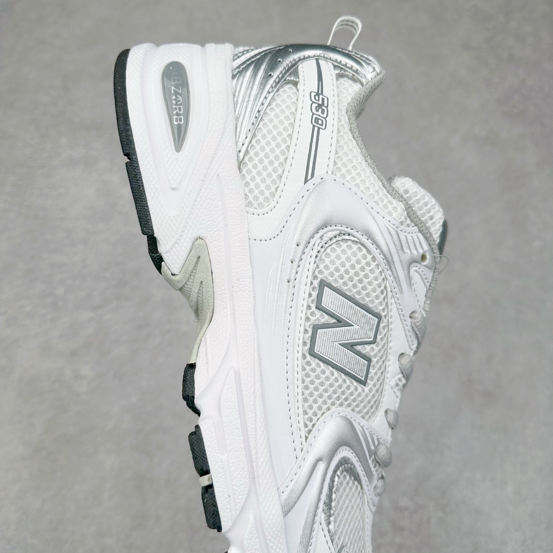 图片[6]-New Balance NB530 新百伦复古透气跑步鞋 抛弃过往以皮革为主的人气轮廓 以极具复古风范的跑鞋外观呈现 设计上全鞋以简约清爽的纯白色作基底 鞋身覆盖大面积织物网眼材质 并于鞋头、鞋带孔眼片等细节处点缀对比鲜明的反光银镀层凸显 鞋舌、侧身等位置则辅以一贯的「N」字标志和品牌徽标彰显身份 最后通过搭载的 ABZORB 缓震中底完善整体造型 尺码：36 37 37.5 38 38.5 39 40 40.5 41 42 42.5 43 44 45-选品中心