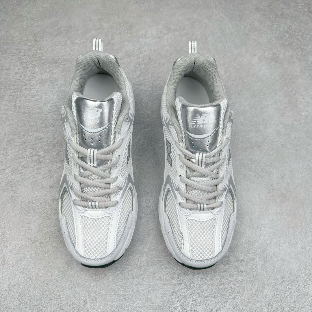 图片[2]-New Balance NB530 新百伦复古透气跑步鞋 抛弃过往以皮革为主的人气轮廓 以极具复古风范的跑鞋外观呈现 设计上全鞋以简约清爽的纯白色作基底 鞋身覆盖大面积织物网眼材质 并于鞋头、鞋带孔眼片等细节处点缀对比鲜明的反光银镀层凸显 鞋舌、侧身等位置则辅以一贯的「N」字标志和品牌徽标彰显身份 最后通过搭载的 ABZORB 缓震中底完善整体造型 尺码：36 37 37.5 38 38.5 39 40 40.5 41 42 42.5 43 44 45-选品中心
