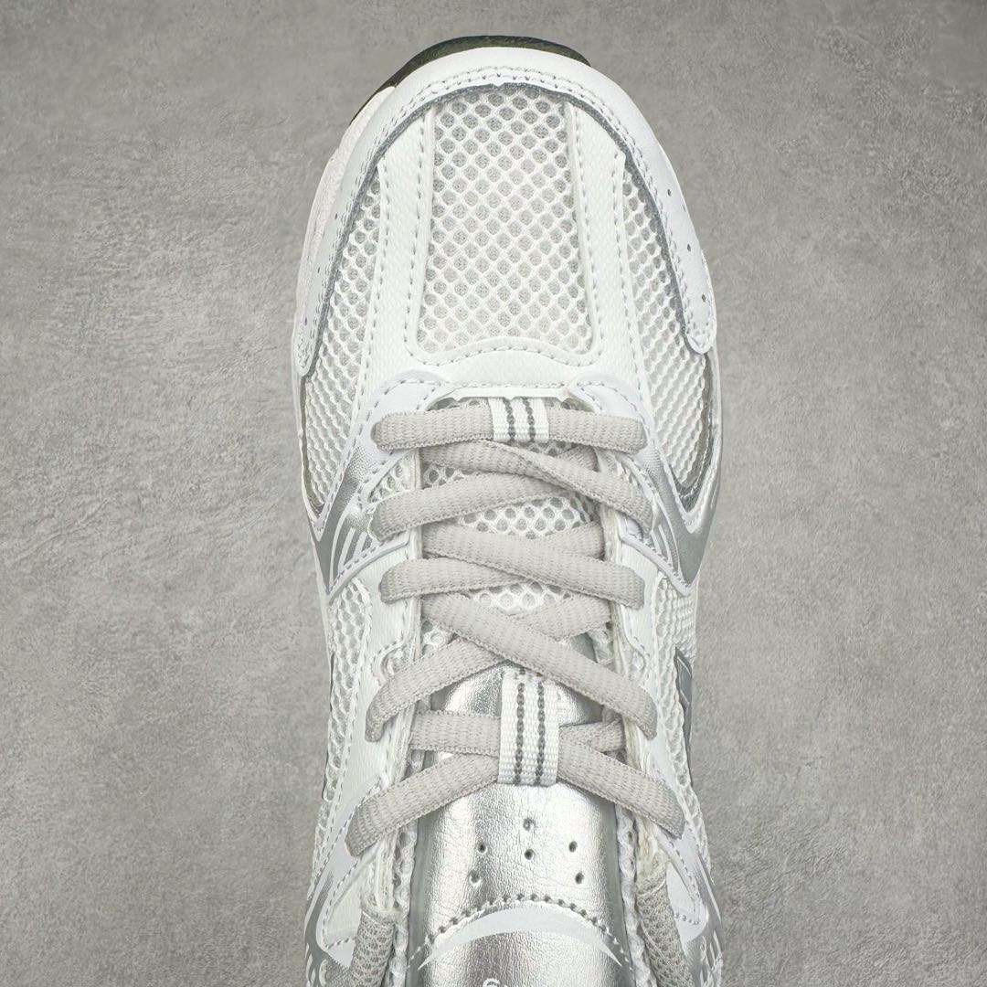 图片[4]-New Balance NB530 新百伦复古透气跑步鞋 抛弃过往以皮革为主的人气轮廓 以极具复古风范的跑鞋外观呈现 设计上全鞋以简约清爽的纯白色作基底 鞋身覆盖大面积织物网眼材质 并于鞋头、鞋带孔眼片等细节处点缀对比鲜明的反光银镀层凸显 鞋舌、侧身等位置则辅以一贯的「N」字标志和品牌徽标彰显身份 最后通过搭载的 ABZORB 缓震中底完善整体造型 尺码：36 37 37.5 38 38.5 39 40 40.5 41 42 42.5 43 44 45-选品中心