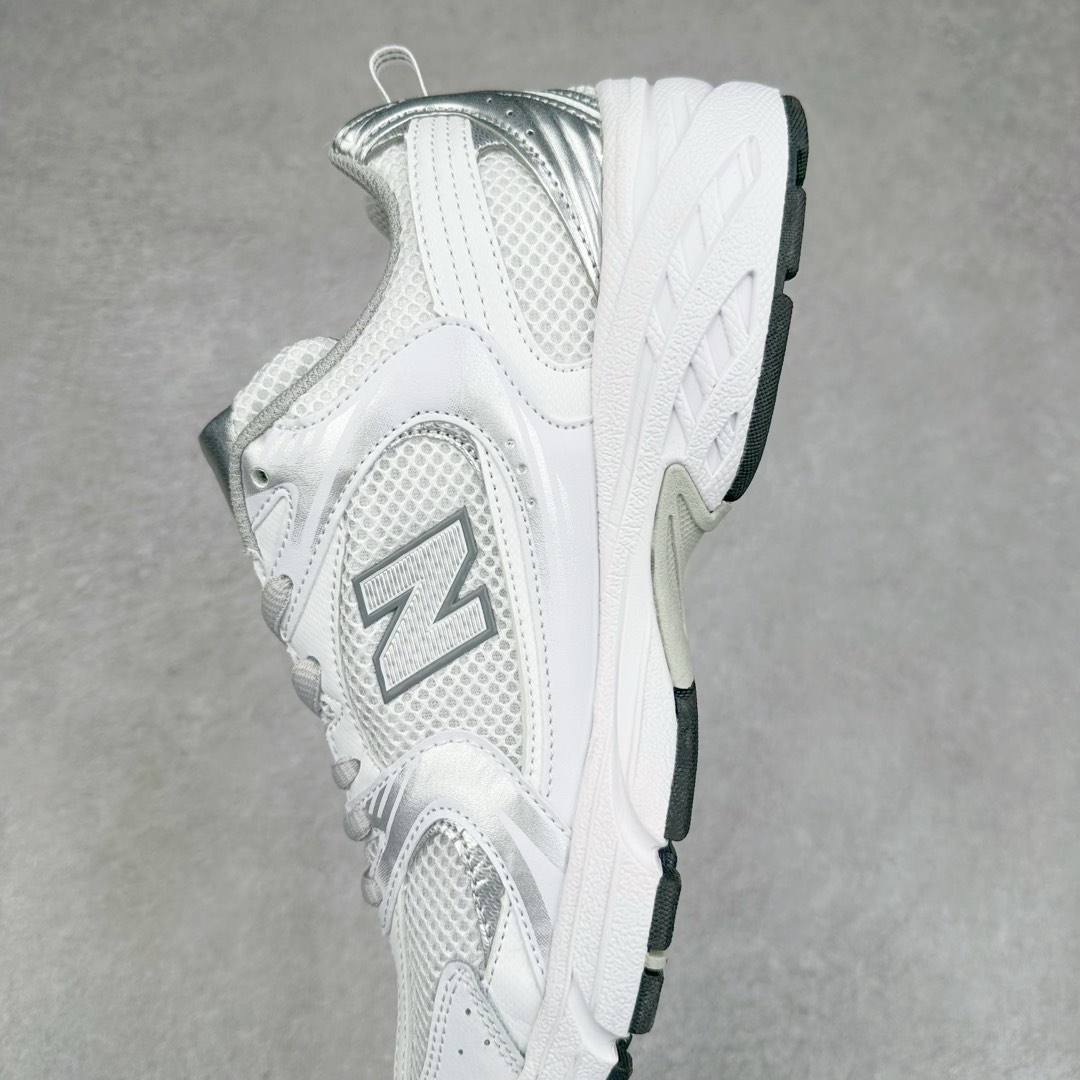 图片[7]-New Balance NB530 新百伦复古透气跑步鞋 抛弃过往以皮革为主的人气轮廓 以极具复古风范的跑鞋外观呈现 设计上全鞋以简约清爽的纯白色作基底 鞋身覆盖大面积织物网眼材质 并于鞋头、鞋带孔眼片等细节处点缀对比鲜明的反光银镀层凸显 鞋舌、侧身等位置则辅以一贯的「N」字标志和品牌徽标彰显身份 最后通过搭载的 ABZORB 缓震中底完善整体造型 尺码：36 37 37.5 38 38.5 39 40 40.5 41 42 42.5 43 44 45-选品中心