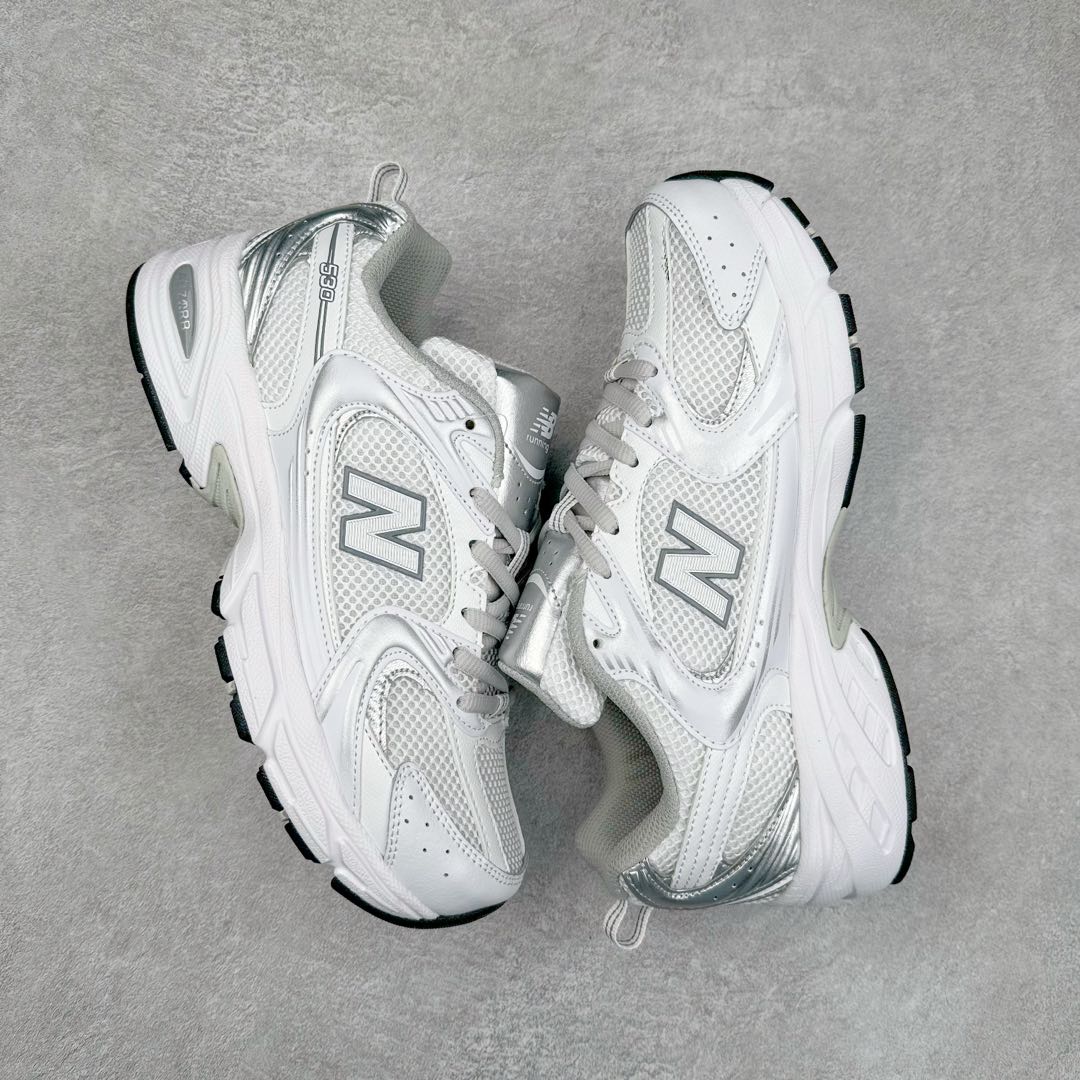图片[3]-New Balance NB530 新百伦复古透气跑步鞋 抛弃过往以皮革为主的人气轮廓 以极具复古风范的跑鞋外观呈现 设计上全鞋以简约清爽的纯白色作基底 鞋身覆盖大面积织物网眼材质 并于鞋头、鞋带孔眼片等细节处点缀对比鲜明的反光银镀层凸显 鞋舌、侧身等位置则辅以一贯的「N」字标志和品牌徽标彰显身份 最后通过搭载的 ABZORB 缓震中底完善整体造型 尺码：36 37 37.5 38 38.5 39 40 40.5 41 42 42.5 43 44 45-选品中心