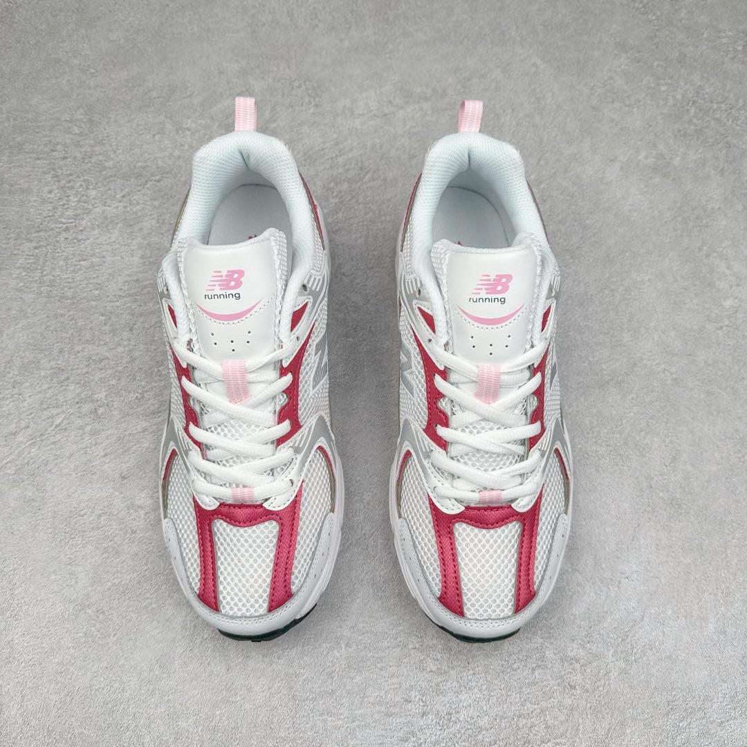 图片[2]-New Balance NB530 新百伦复古透气跑步鞋 抛弃过往以皮革为主的人气轮廓 以极具复古风范的跑鞋外观呈现 设计上全鞋以简约清爽的纯白色作基底 鞋身覆盖大面积织物网眼材质 并于鞋头、鞋带孔眼片等细节处点缀对比鲜明的反光银镀层凸显 鞋舌、侧身等位置则辅以一贯的「N」字标志和品牌徽标彰显身份 最后通过搭载的 ABZORB 缓震中底完善整体造型 尺码：36 37 37.5 38 38.5 39 40 40.5 41 42 42.5 43 44 45-选品中心