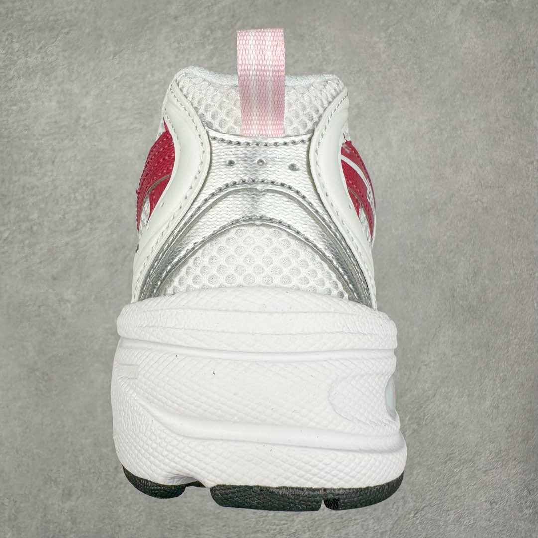 图片[8]-New Balance NB530 新百伦复古透气跑步鞋 抛弃过往以皮革为主的人气轮廓 以极具复古风范的跑鞋外观呈现 设计上全鞋以简约清爽的纯白色作基底 鞋身覆盖大面积织物网眼材质 并于鞋头、鞋带孔眼片等细节处点缀对比鲜明的反光银镀层凸显 鞋舌、侧身等位置则辅以一贯的「N」字标志和品牌徽标彰显身份 最后通过搭载的 ABZORB 缓震中底完善整体造型 尺码：36 37 37.5 38 38.5 39 40 40.5 41 42 42.5 43 44 45-选品中心