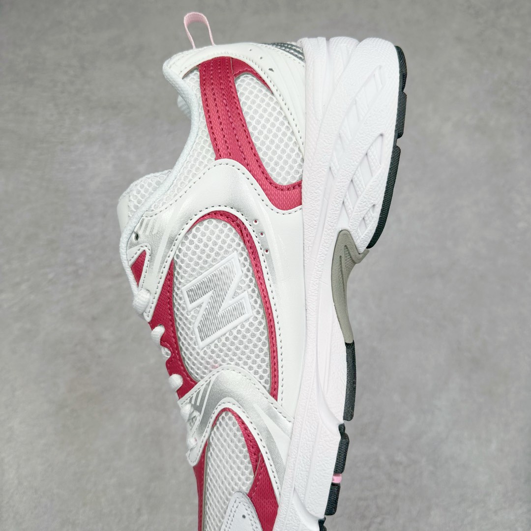 图片[7]-New Balance NB530 新百伦复古透气跑步鞋 抛弃过往以皮革为主的人气轮廓 以极具复古风范的跑鞋外观呈现 设计上全鞋以简约清爽的纯白色作基底 鞋身覆盖大面积织物网眼材质 并于鞋头、鞋带孔眼片等细节处点缀对比鲜明的反光银镀层凸显 鞋舌、侧身等位置则辅以一贯的「N」字标志和品牌徽标彰显身份 最后通过搭载的 ABZORB 缓震中底完善整体造型 尺码：36 37 37.5 38 38.5 39 40 40.5 41 42 42.5 43 44 45-选品中心