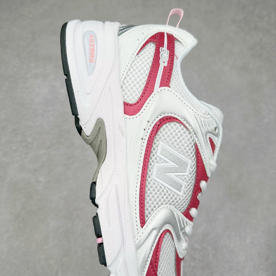 图片[6]-New Balance NB530 新百伦复古透气跑步鞋 抛弃过往以皮革为主的人气轮廓 以极具复古风范的跑鞋外观呈现 设计上全鞋以简约清爽的纯白色作基底 鞋身覆盖大面积织物网眼材质 并于鞋头、鞋带孔眼片等细节处点缀对比鲜明的反光银镀层凸显 鞋舌、侧身等位置则辅以一贯的「N」字标志和品牌徽标彰显身份 最后通过搭载的 ABZORB 缓震中底完善整体造型 尺码：36 37 37.5 38 38.5 39 40 40.5 41 42 42.5 43 44 45-选品中心