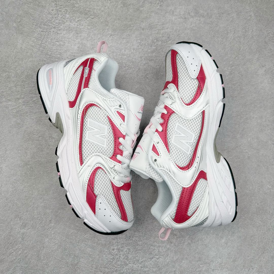 图片[3]-New Balance NB530 新百伦复古透气跑步鞋 抛弃过往以皮革为主的人气轮廓 以极具复古风范的跑鞋外观呈现 设计上全鞋以简约清爽的纯白色作基底 鞋身覆盖大面积织物网眼材质 并于鞋头、鞋带孔眼片等细节处点缀对比鲜明的反光银镀层凸显 鞋舌、侧身等位置则辅以一贯的「N」字标志和品牌徽标彰显身份 最后通过搭载的 ABZORB 缓震中底完善整体造型 尺码：36 37 37.5 38 38.5 39 40 40.5 41 42 42.5 43 44 45-选品中心