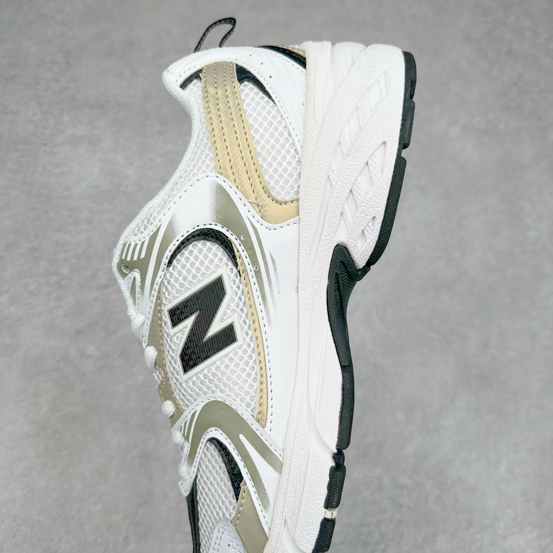 图片[7]-New Balance NB530 新百伦复古透气跑步鞋 抛弃过往以皮革为主的人气轮廓 以极具复古风范的跑鞋外观呈现 设计上全鞋以简约清爽的纯白色作基底 鞋身覆盖大面积织物网眼材质 并于鞋头、鞋带孔眼片等细节处点缀对比鲜明的反光银镀层凸显 鞋舌、侧身等位置则辅以一贯的「N」字标志和品牌徽标彰显身份 最后通过搭载的 ABZORB 缓震中底完善整体造型 尺码：36 37 37.5 38 38.5 39 40 40.5 41 42 42.5 43 44 45-选品中心