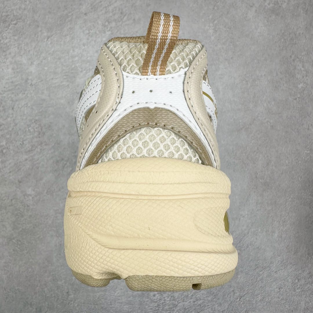 图片[8]-New Balance NB530 新百伦复古透气跑步鞋 抛弃过往以皮革为主的人气轮廓 以极具复古风范的跑鞋外观呈现 设计上全鞋以简约清爽的纯白色作基底 鞋身覆盖大面积织物网眼材质 并于鞋头、鞋带孔眼片等细节处点缀对比鲜明的反光银镀层凸显 鞋舌、侧身等位置则辅以一贯的「N」字标志和品牌徽标彰显身份 最后通过搭载的 ABZORB 缓震中底完善整体造型 尺码：36 37 37.5 38 38.5 39 40 40.5 41 42 42.5 43 44 45-选品中心