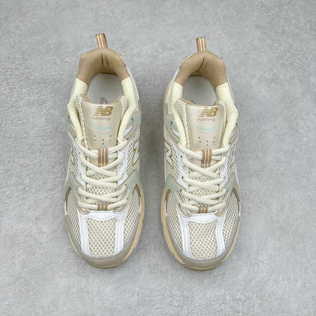 图片[2]-New Balance NB530 新百伦复古透气跑步鞋 抛弃过往以皮革为主的人气轮廓 以极具复古风范的跑鞋外观呈现 设计上全鞋以简约清爽的纯白色作基底 鞋身覆盖大面积织物网眼材质 并于鞋头、鞋带孔眼片等细节处点缀对比鲜明的反光银镀层凸显 鞋舌、侧身等位置则辅以一贯的「N」字标志和品牌徽标彰显身份 最后通过搭载的 ABZORB 缓震中底完善整体造型 尺码：36 37 37.5 38 38.5 39 40 40.5 41 42 42.5 43 44 45-选品中心