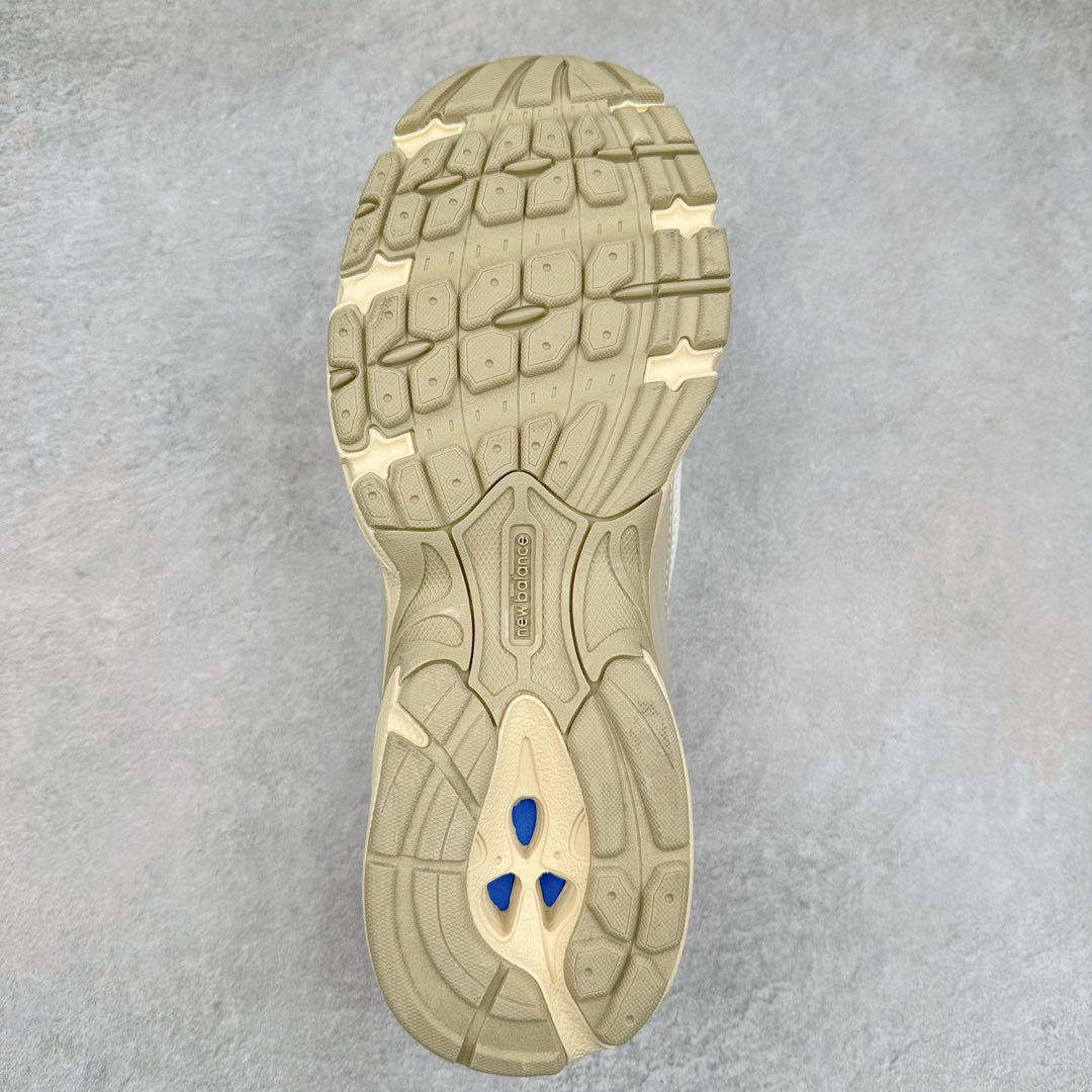 图片[9]-New Balance NB530 新百伦复古透气跑步鞋 抛弃过往以皮革为主的人气轮廓 以极具复古风范的跑鞋外观呈现 设计上全鞋以简约清爽的纯白色作基底 鞋身覆盖大面积织物网眼材质 并于鞋头、鞋带孔眼片等细节处点缀对比鲜明的反光银镀层凸显 鞋舌、侧身等位置则辅以一贯的「N」字标志和品牌徽标彰显身份 最后通过搭载的 ABZORB 缓震中底完善整体造型 尺码：36 37 37.5 38 38.5 39 40 40.5 41 42 42.5 43 44 45-选品中心