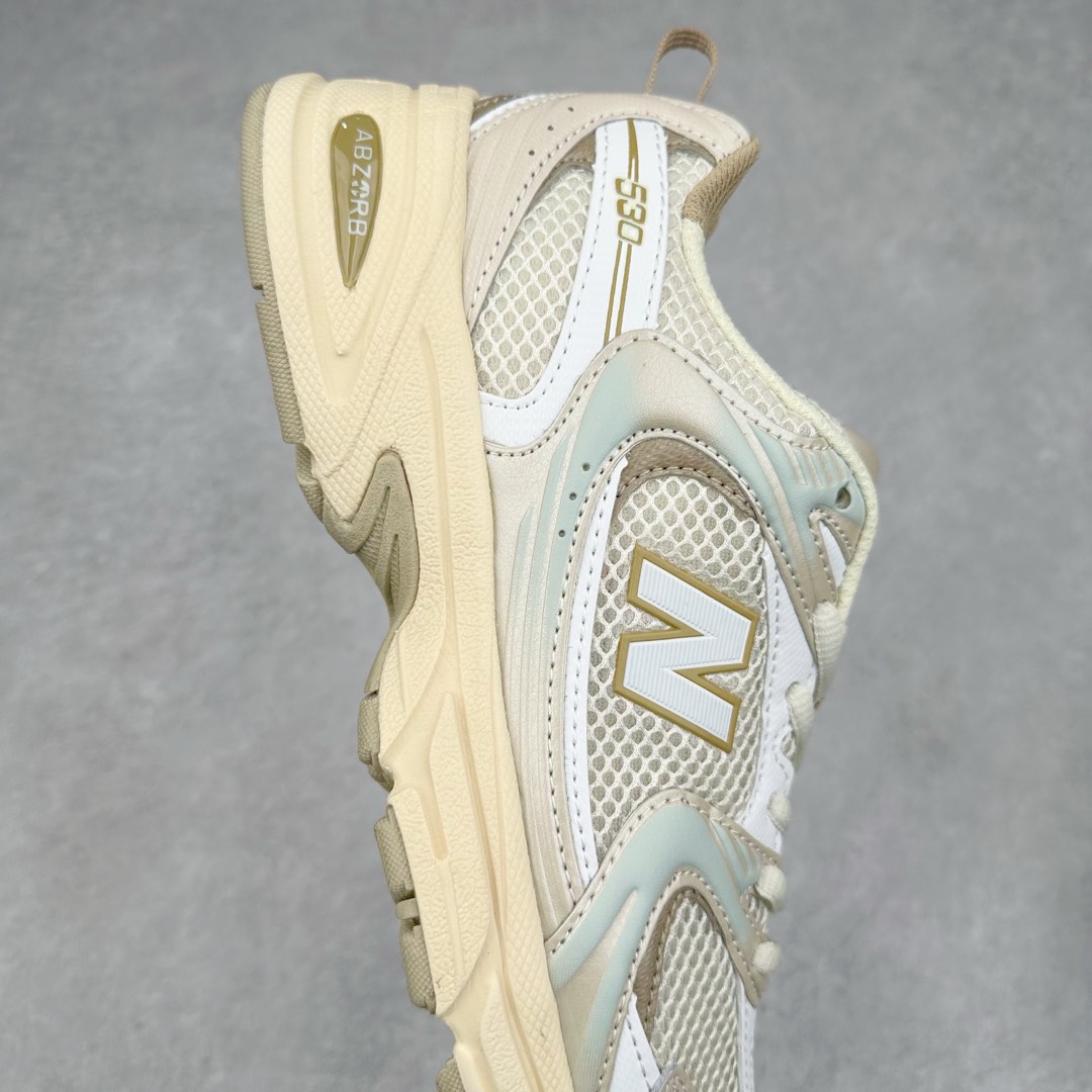 图片[6]-New Balance NB530 新百伦复古透气跑步鞋 抛弃过往以皮革为主的人气轮廓 以极具复古风范的跑鞋外观呈现 设计上全鞋以简约清爽的纯白色作基底 鞋身覆盖大面积织物网眼材质 并于鞋头、鞋带孔眼片等细节处点缀对比鲜明的反光银镀层凸显 鞋舌、侧身等位置则辅以一贯的「N」字标志和品牌徽标彰显身份 最后通过搭载的 ABZORB 缓震中底完善整体造型 尺码：36 37 37.5 38 38.5 39 40 40.5 41 42 42.5 43 44 45-选品中心