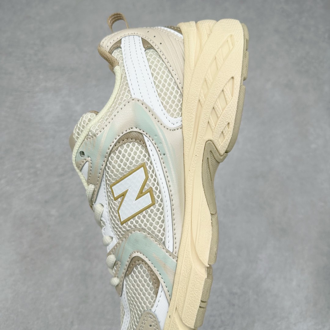 图片[7]-New Balance NB530 新百伦复古透气跑步鞋 抛弃过往以皮革为主的人气轮廓 以极具复古风范的跑鞋外观呈现 设计上全鞋以简约清爽的纯白色作基底 鞋身覆盖大面积织物网眼材质 并于鞋头、鞋带孔眼片等细节处点缀对比鲜明的反光银镀层凸显 鞋舌、侧身等位置则辅以一贯的「N」字标志和品牌徽标彰显身份 最后通过搭载的 ABZORB 缓震中底完善整体造型 尺码：36 37 37.5 38 38.5 39 40 40.5 41 42 42.5 43 44 45-选品中心