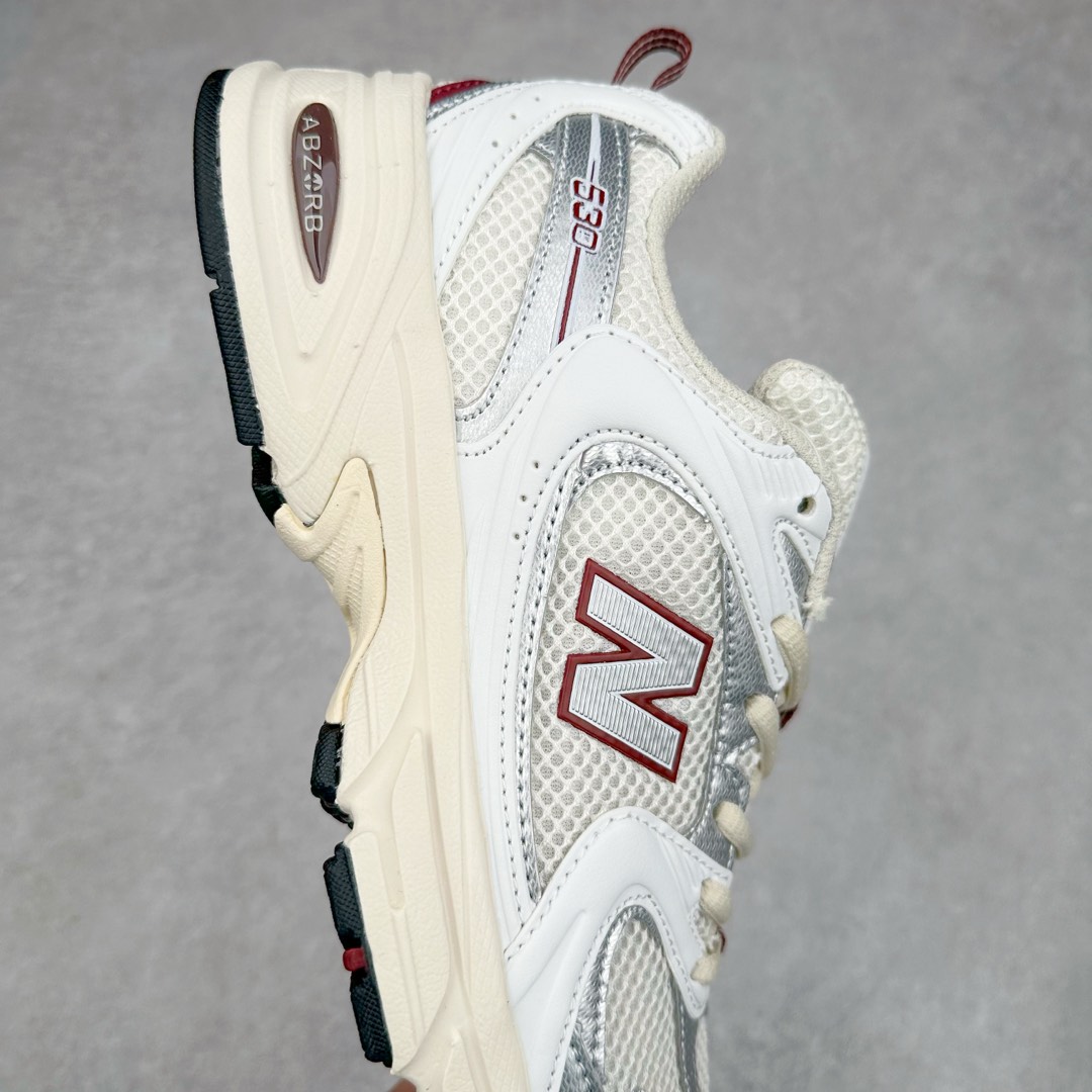 图片[6]-New Balance NB530 新百伦复古透气跑步鞋 抛弃过往以皮革为主的人气轮廓 以极具复古风范的跑鞋外观呈现 设计上全鞋以简约清爽的纯白色作基底 鞋身覆盖大面积织物网眼材质 并于鞋头、鞋带孔眼片等细节处点缀对比鲜明的反光银镀层凸显 鞋舌、侧身等位置则辅以一贯的「N」字标志和品牌徽标彰显身份 最后通过搭载的 ABZORB 缓震中底完善整体造型 尺码：36 37 37.5 38 38.5 39 40 40.5 41 42 42.5 43 44 45-选品中心