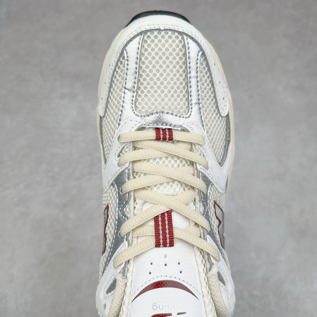 图片[4]-New Balance NB530 新百伦复古透气跑步鞋 抛弃过往以皮革为主的人气轮廓 以极具复古风范的跑鞋外观呈现 设计上全鞋以简约清爽的纯白色作基底 鞋身覆盖大面积织物网眼材质 并于鞋头、鞋带孔眼片等细节处点缀对比鲜明的反光银镀层凸显 鞋舌、侧身等位置则辅以一贯的「N」字标志和品牌徽标彰显身份 最后通过搭载的 ABZORB 缓震中底完善整体造型 尺码：36 37 37.5 38 38.5 39 40 40.5 41 42 42.5 43 44 45-选品中心