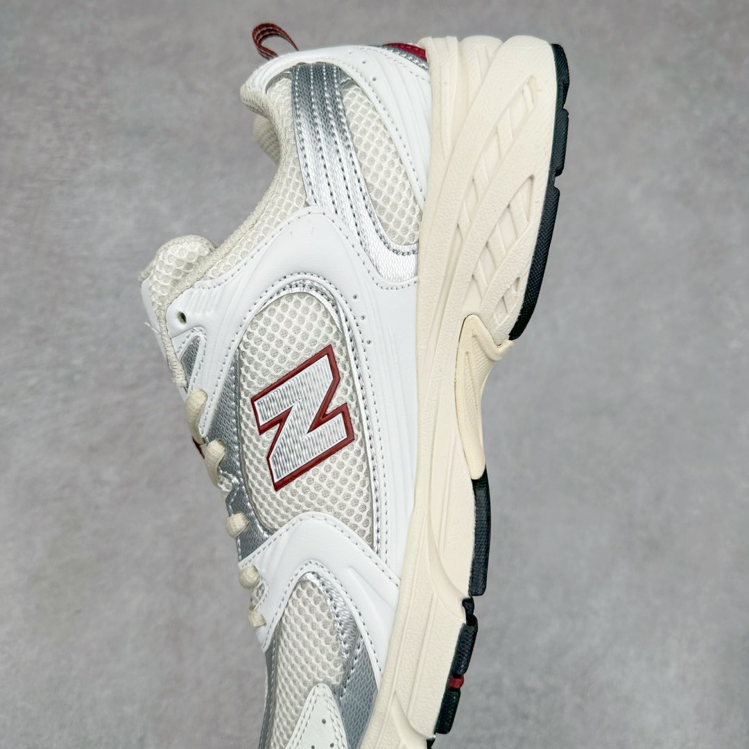 图片[7]-New Balance NB530 新百伦复古透气跑步鞋 抛弃过往以皮革为主的人气轮廓 以极具复古风范的跑鞋外观呈现 设计上全鞋以简约清爽的纯白色作基底 鞋身覆盖大面积织物网眼材质 并于鞋头、鞋带孔眼片等细节处点缀对比鲜明的反光银镀层凸显 鞋舌、侧身等位置则辅以一贯的「N」字标志和品牌徽标彰显身份 最后通过搭载的 ABZORB 缓震中底完善整体造型 尺码：36 37 37.5 38 38.5 39 40 40.5 41 42 42.5 43 44 45-选品中心