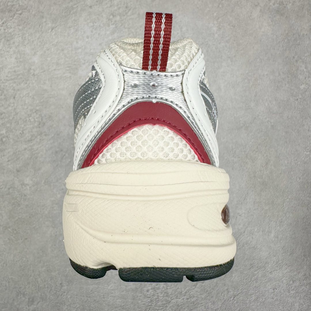 图片[8]-New Balance NB530 新百伦复古透气跑步鞋 抛弃过往以皮革为主的人气轮廓 以极具复古风范的跑鞋外观呈现 设计上全鞋以简约清爽的纯白色作基底 鞋身覆盖大面积织物网眼材质 并于鞋头、鞋带孔眼片等细节处点缀对比鲜明的反光银镀层凸显 鞋舌、侧身等位置则辅以一贯的「N」字标志和品牌徽标彰显身份 最后通过搭载的 ABZORB 缓震中底完善整体造型 尺码：36 37 37.5 38 38.5 39 40 40.5 41 42 42.5 43 44 45-选品中心