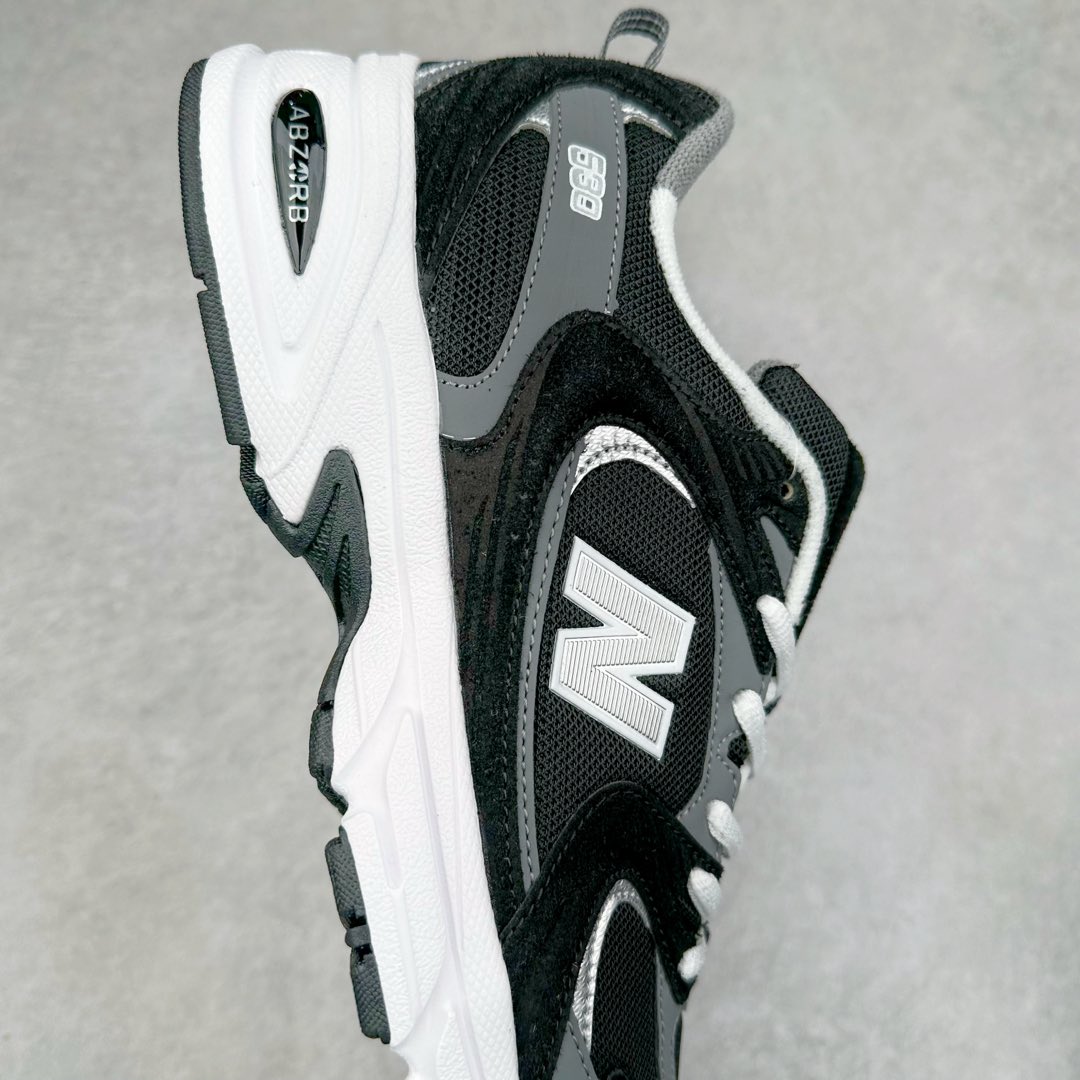 图片[6]-New Balance NB530 新百伦复古透气跑步鞋 抛弃过往以皮革为主的人气轮廓 以极具复古风范的跑鞋外观呈现 设计上全鞋以简约清爽的纯白色作基底 鞋身覆盖大面积织物网眼材质 并于鞋头、鞋带孔眼片等细节处点缀对比鲜明的反光银镀层凸显 鞋舌、侧身等位置则辅以一贯的「N」字标志和品牌徽标彰显身份 最后通过搭载的 ABZORB 缓震中底完善整体造型 尺码：36 37 37.5 38 38.5 39 40 40.5 41 42 42.5 43 44 45-选品中心