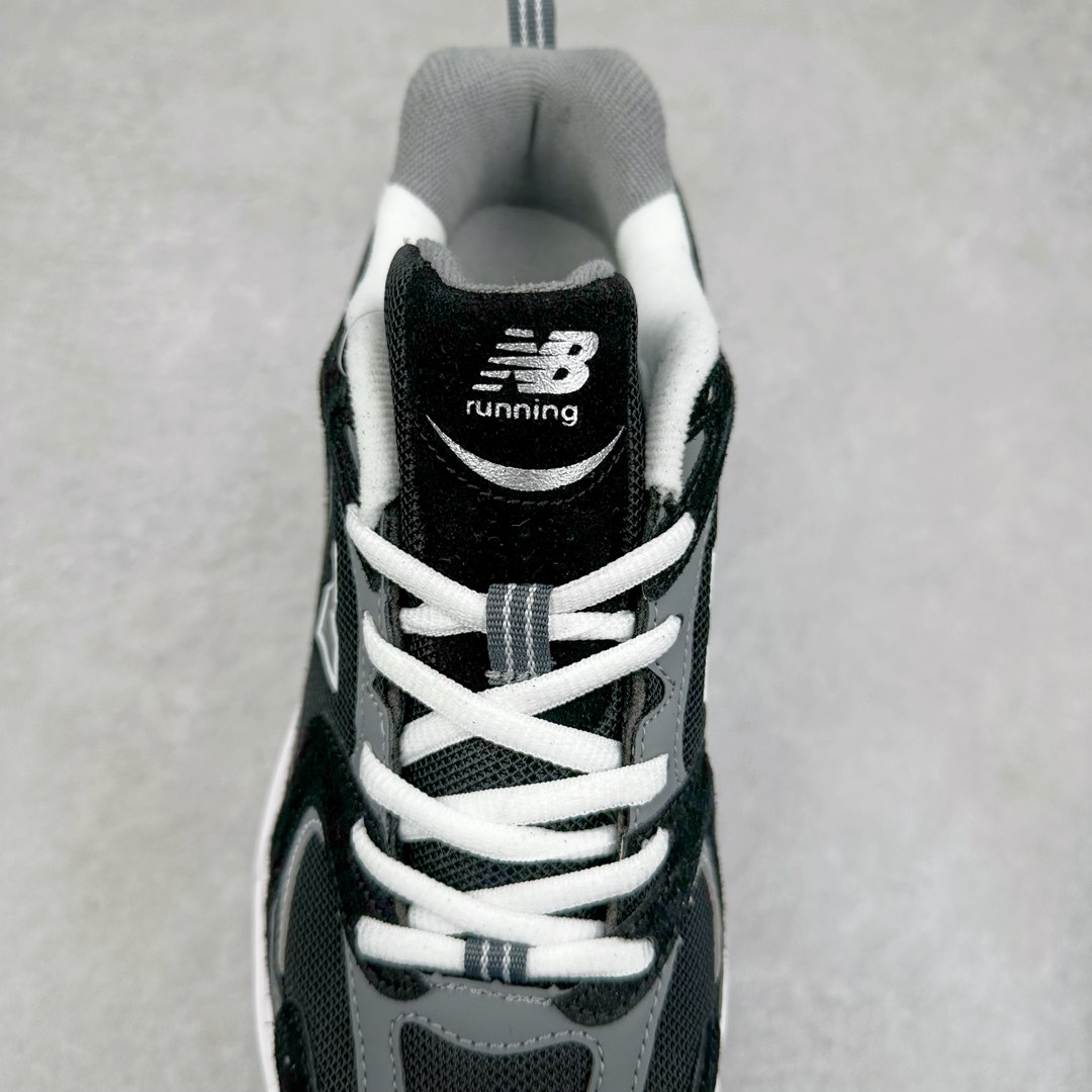 图片[5]-New Balance NB530 新百伦复古透气跑步鞋 抛弃过往以皮革为主的人气轮廓 以极具复古风范的跑鞋外观呈现 设计上全鞋以简约清爽的纯白色作基底 鞋身覆盖大面积织物网眼材质 并于鞋头、鞋带孔眼片等细节处点缀对比鲜明的反光银镀层凸显 鞋舌、侧身等位置则辅以一贯的「N」字标志和品牌徽标彰显身份 最后通过搭载的 ABZORB 缓震中底完善整体造型 尺码：36 37 37.5 38 38.5 39 40 40.5 41 42 42.5 43 44 45-选品中心