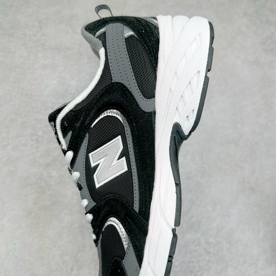 图片[7]-New Balance NB530 新百伦复古透气跑步鞋 抛弃过往以皮革为主的人气轮廓 以极具复古风范的跑鞋外观呈现 设计上全鞋以简约清爽的纯白色作基底 鞋身覆盖大面积织物网眼材质 并于鞋头、鞋带孔眼片等细节处点缀对比鲜明的反光银镀层凸显 鞋舌、侧身等位置则辅以一贯的「N」字标志和品牌徽标彰显身份 最后通过搭载的 ABZORB 缓震中底完善整体造型 尺码：36 37 37.5 38 38.5 39 40 40.5 41 42 42.5 43 44 45-选品中心